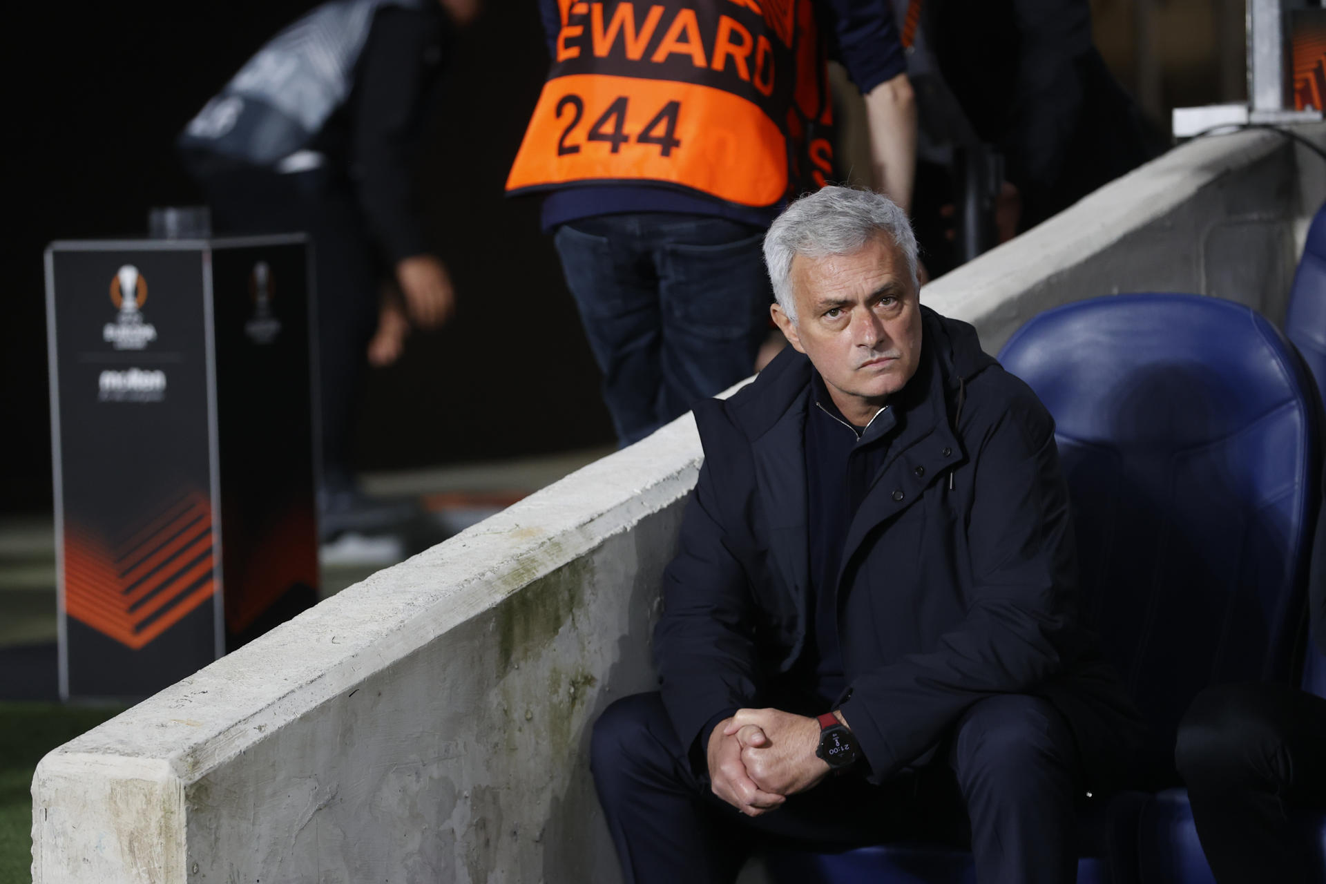 Foto de archivo del entrenador del Fenerbahce, José Mourinho, que ha sido exculpado de la denuncia penal presentada por el Galatasaray por presuntos comentarios y acciones racistas llevados a cabo tras el derbi disputado el 24 de febrero en la Superliga turca, según informó el club. EFE/Javier Etxezarreta/Archivo