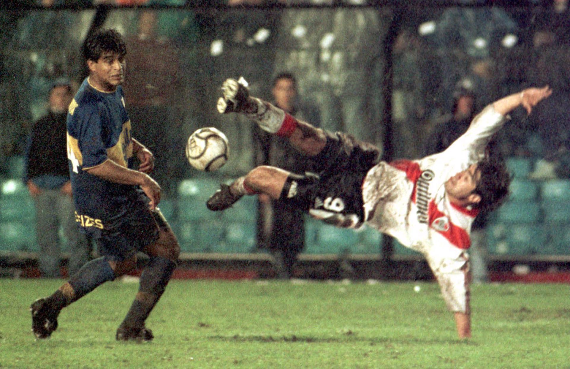 Imagen de archivo del 2000 de un partido de River Plate y Boca Juniors. EFE/Nahuel Roark/INFOSIC
