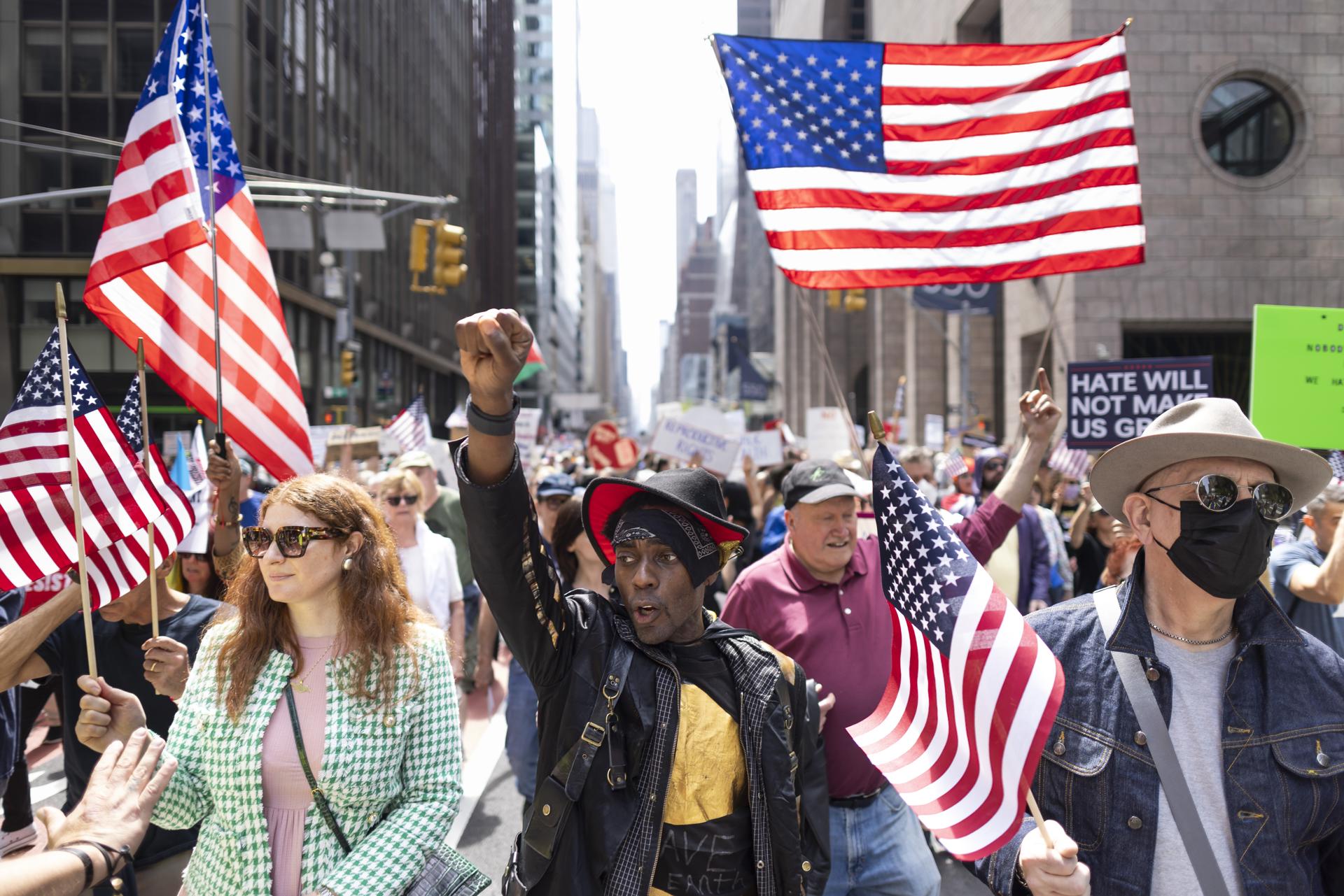Personas participan en una manifestación y marcha como parte de una jornada nacional de protesta contra las políticas de la Administración Trump, en Nueva York, Estados Unidos, el 19 de abril de 2025. EFE/EPA/JUSTIN LANE