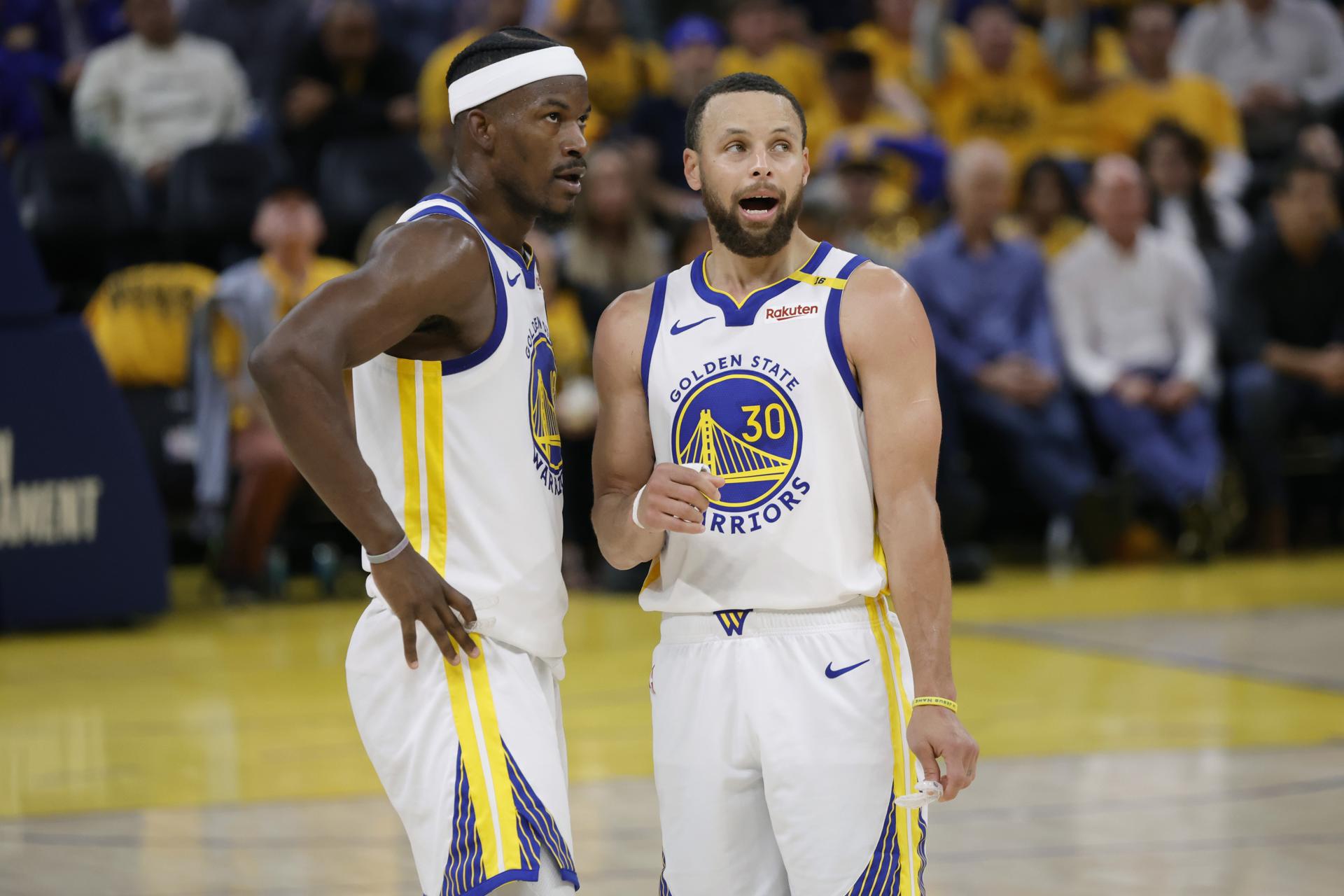 Foto de archivo de Stephen Curry (D) y Jimmy Butler, de Golden State Warriors. EFE/EPA/JOHN G. MABANGLO