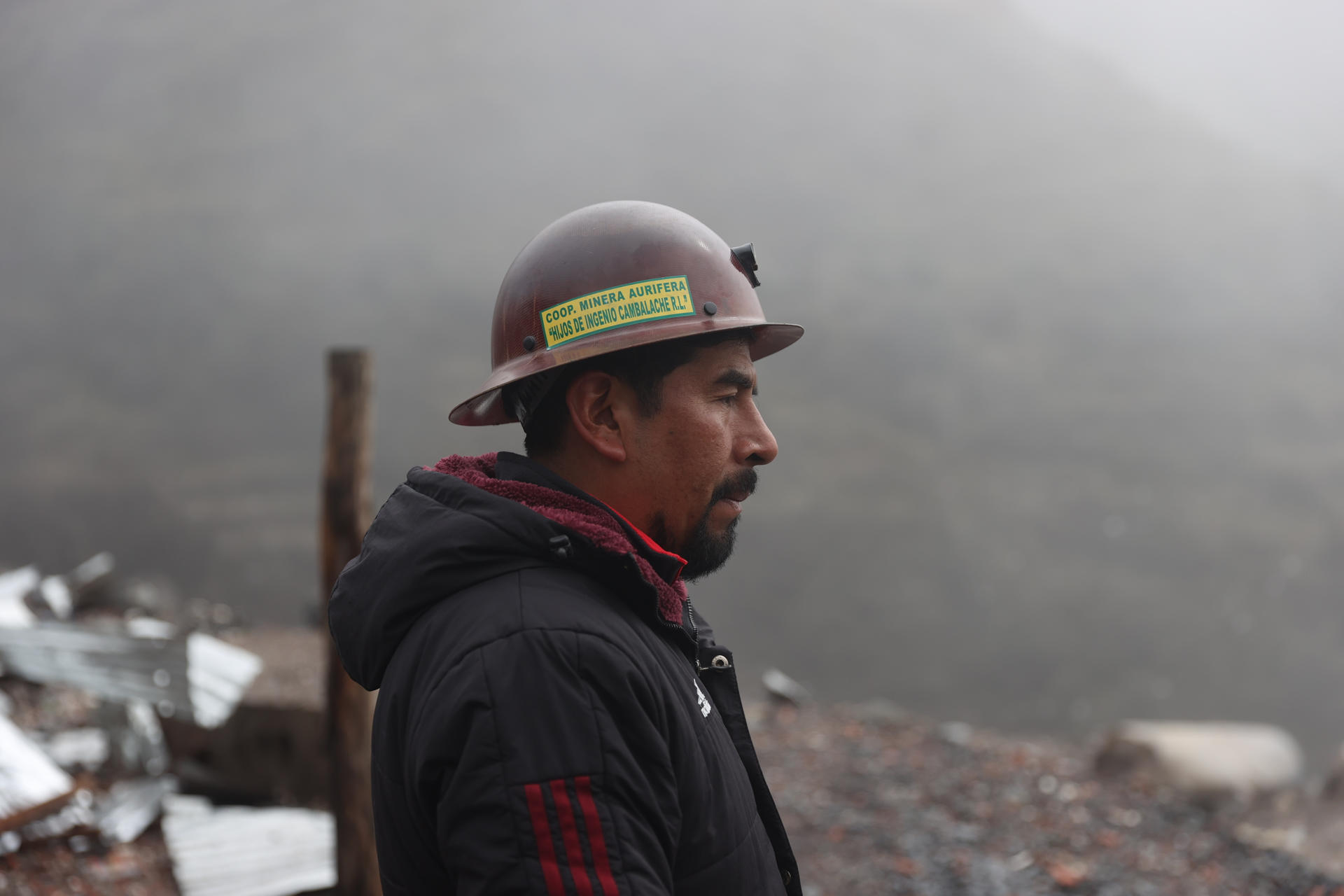 El minero aurífero, Samuel Quispe, observa los escombros tras una explosión a un campamento minero este sábado, en Yani (Bolivia). EFE/ Luis Gandarillas