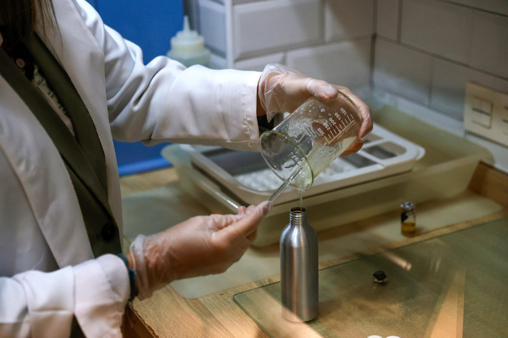 La farmacéutica Ariana Fernández Palomo, presidenta de la Asociación Cosmética Galega, que reúne a 34 empresas del sector desde hace un año, trabaja en su laboratorio de A Coruña durante la entrevista concedida a EFE. Los productos naturales con más fama de Galicia, como el vino albariño, la miel, las camelias o las algas, ganan peso en el mundo de la cosmética, que los utiliza como una alternativa que genera riqueza y, a su vez, sirve para revitalizar el rural. EFE/Cabalar