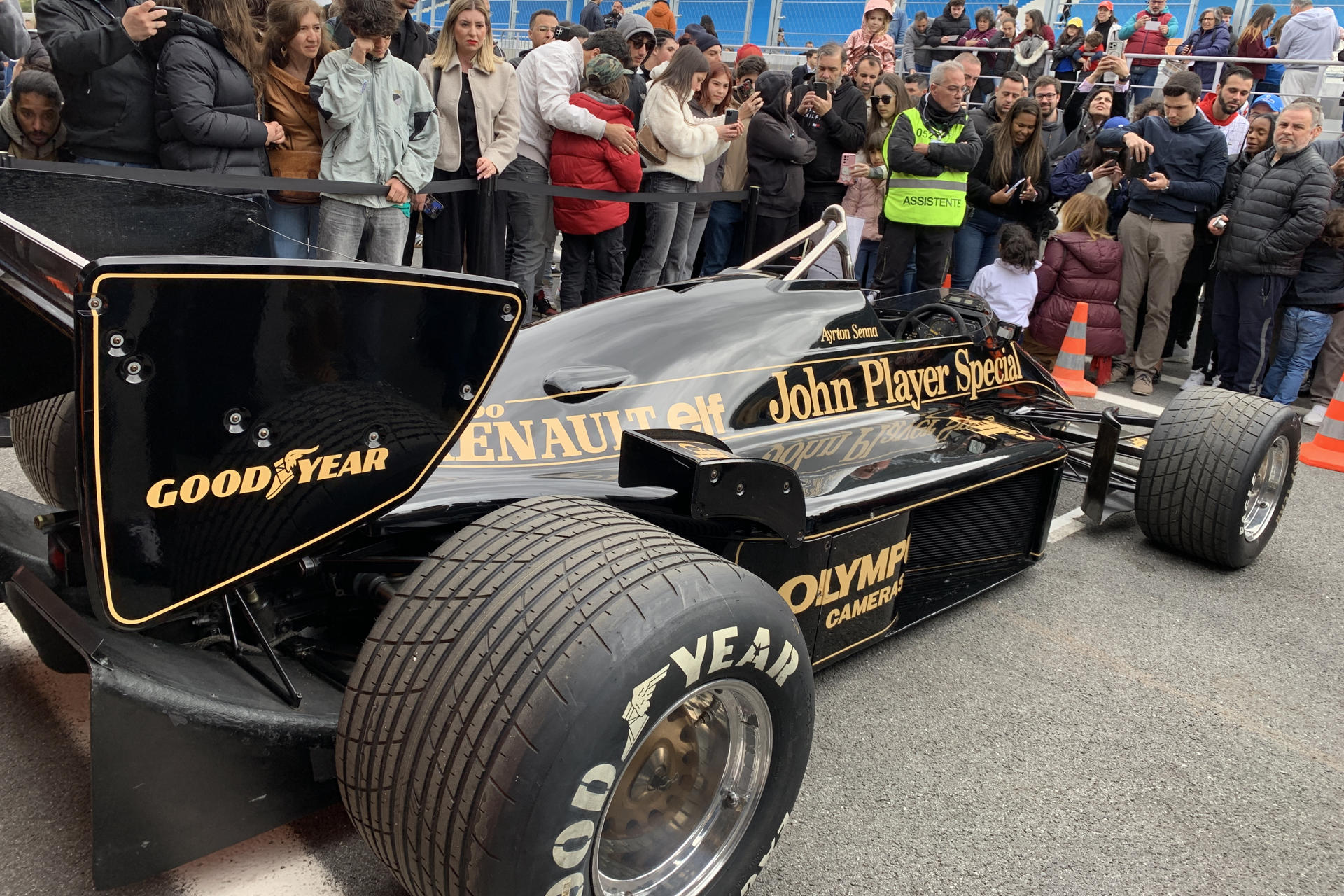 El Lotus 97T de Ayrton Senna (1960-1994) regresó este domingo al Circuito de Estoril, en Portugal, cuando mañana se cumplen cuarenta años de la primera victoria del piloto brasileño en Fórmula Uno, en este mismo autódromo. El monoplaza fue exhibido en la recta de meta ante cientos de aficionados. EFE/Susana SamhanEFE/Susana Samhan