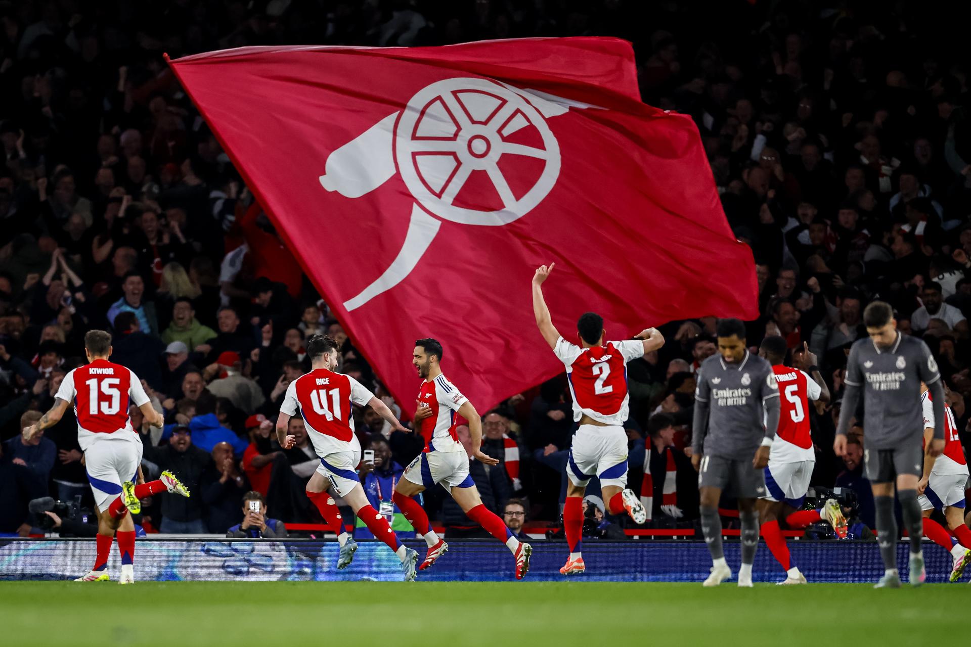Los jugadores del Arsenal celebran el tercer gol durante el partido de ida de cuartos de final de la UEFA Champions League entre el Arsenal FC y el Real Madrid en Londres, Reino Unido. EFE/EPA/TOLGA AKMEN