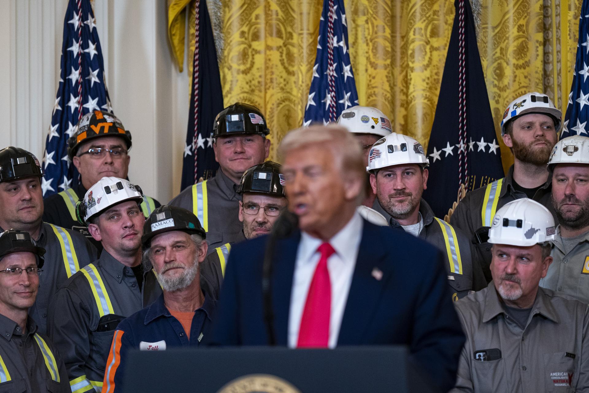 El presidente de Estados Unidos, Donald Trump, habla durante una ceremonia de firma de una orden ejecutiva en la Sala Este de la Casa Blanca en Washington, DC, EE.UU., el 8 de abril de 2025. EFE/EPA/Al Drago / POOL