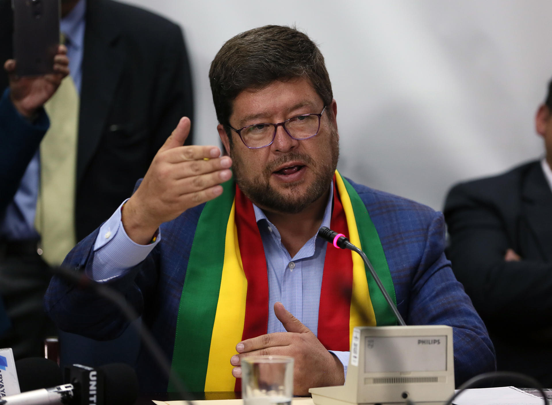 Fotografía de archivo del 23 de octubre de 2017 del político y empresario boliviano Samuel Doria Medina hablando en La Paz (Bolivia). EFE/Martin Alipaz