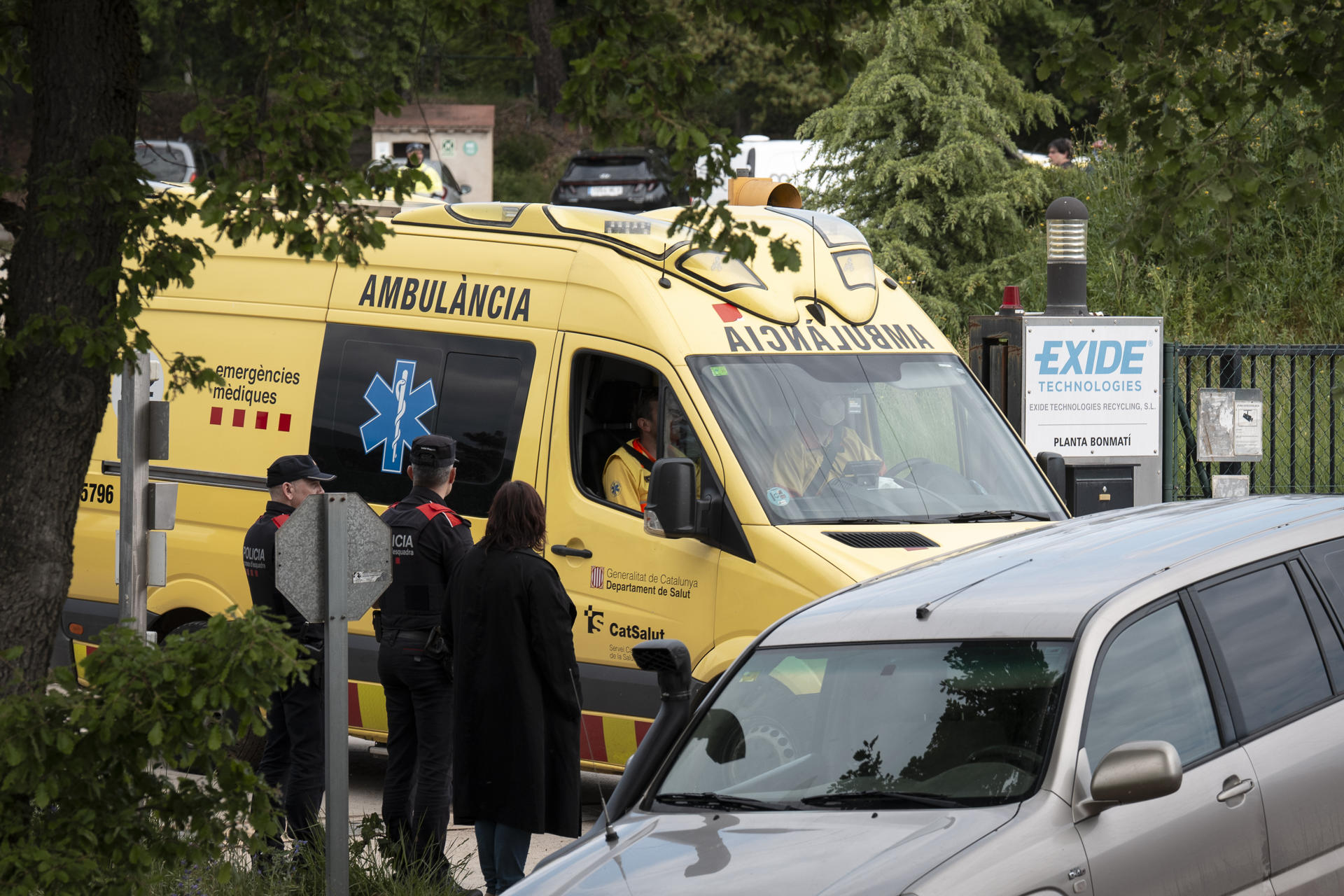 Una persona ha fallecido y otra dos han resultado heridas, una de ellas grave, por una explosión que ha tenido lugar a primera hora de la mañana en una industria dedicada al reciclaje de baterías en la localidad de Sant Julià de Llor i Bonmatí (Girona). EFE/David Borrat
