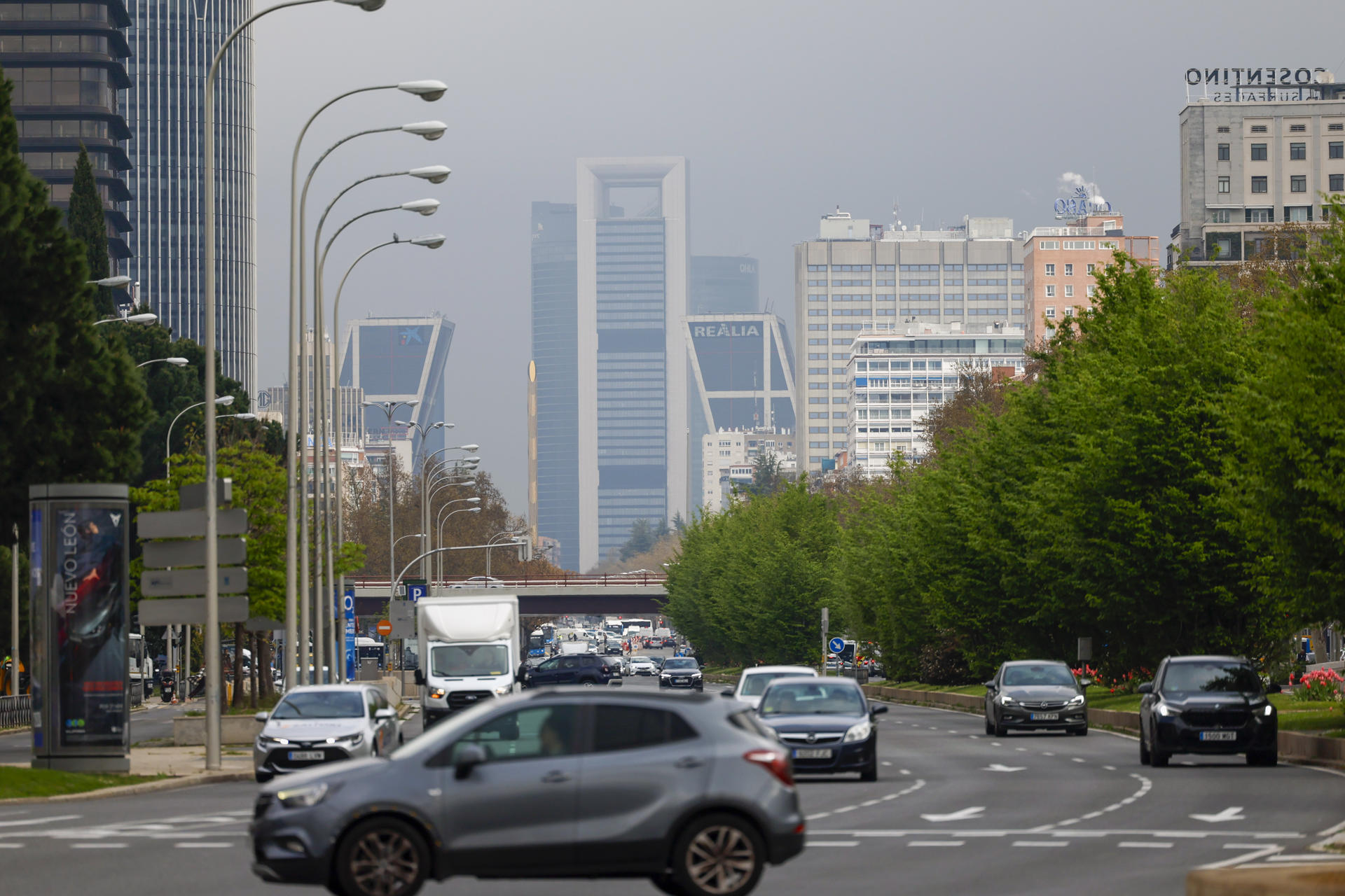 Vista del paseo de la Castellana en Madrid, con cielo plomizo al fondo, este miércoles. EFE/ Mariscal