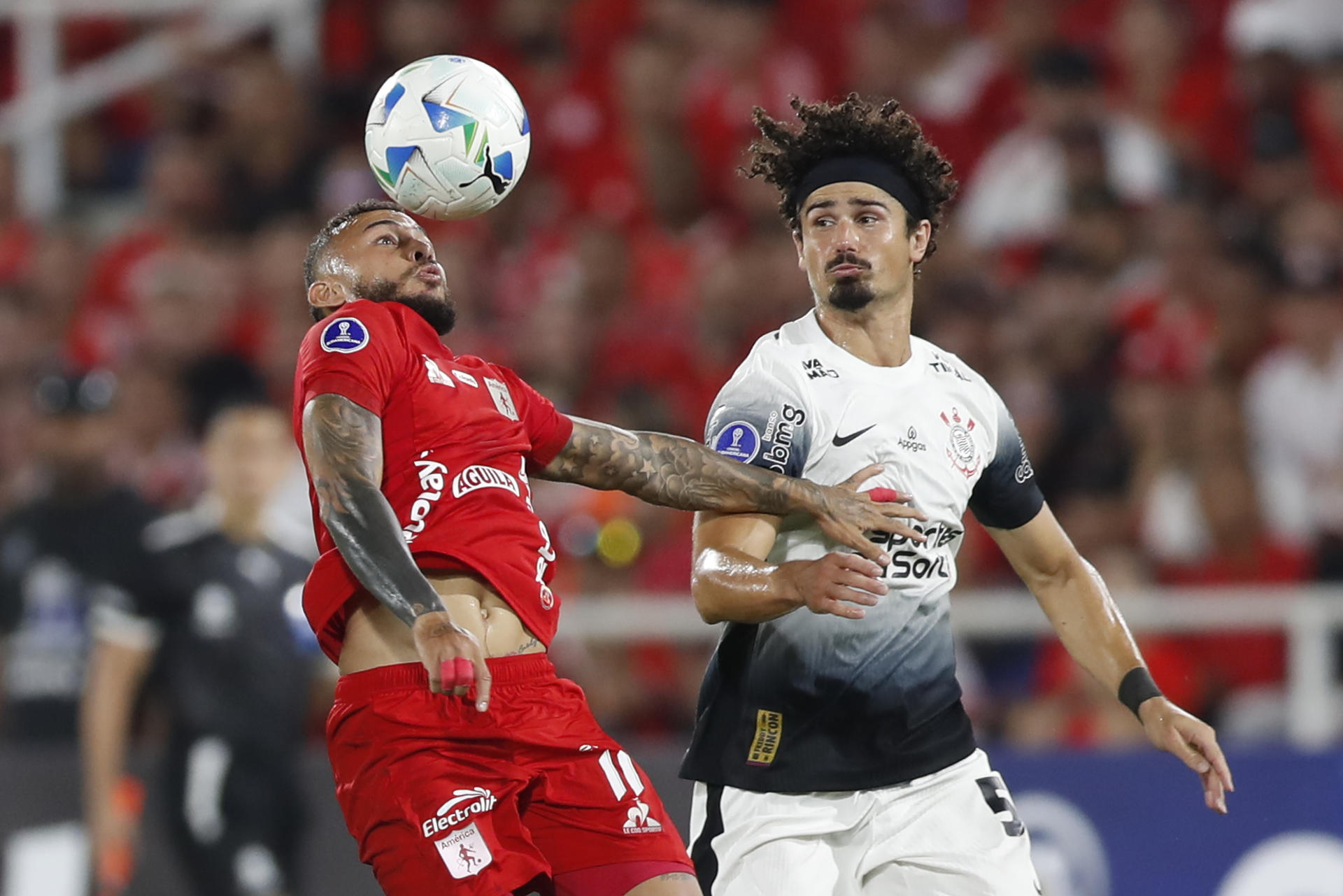 Duván Vergara de América disputa un balón con André Ramalho de Corinthians en un partido de la fase de grupos de la Copa Sudamericana. EFE/ Ernesto Guzmán Jr