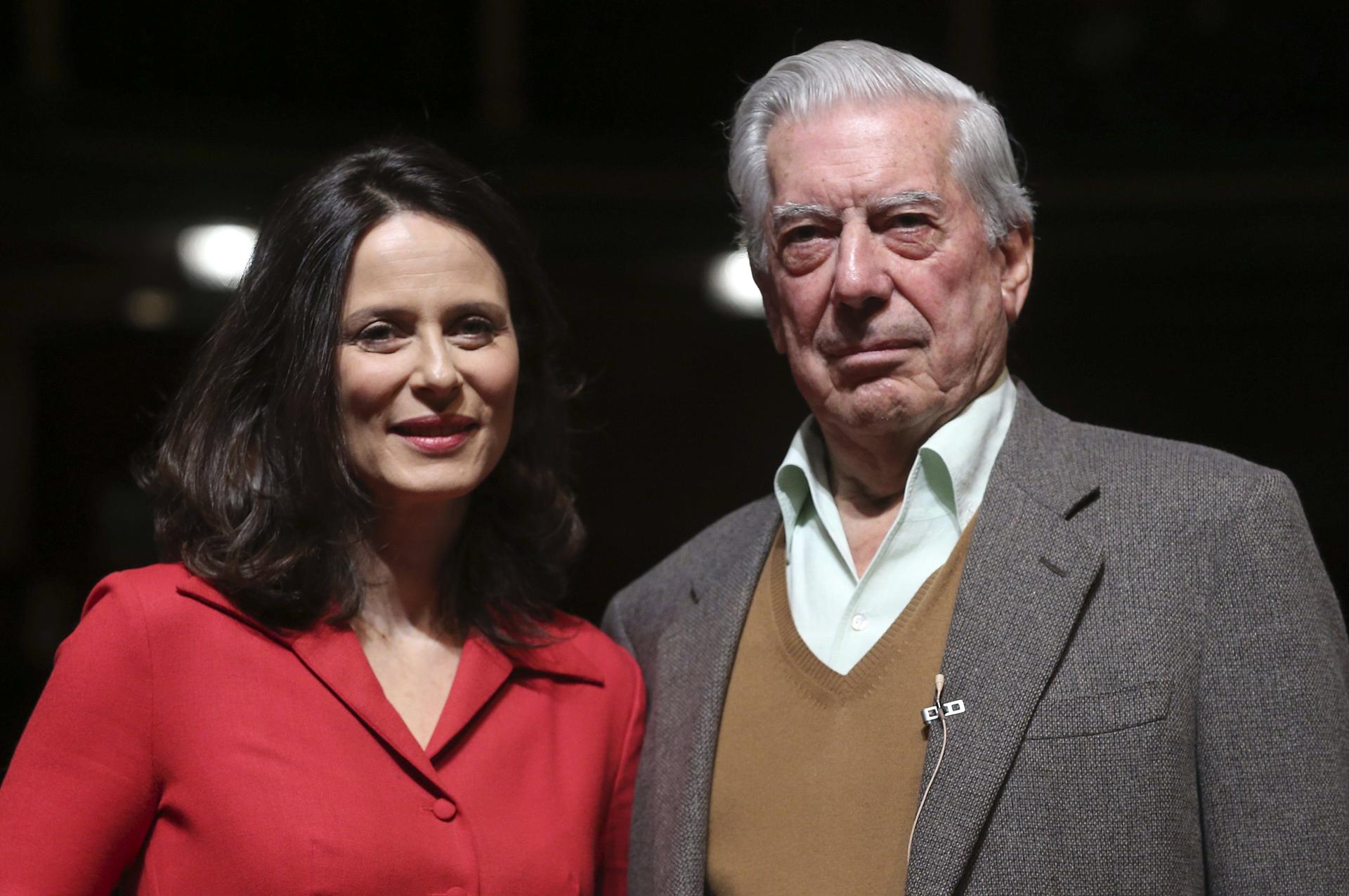 Imagen de archivo (22/1/2015) El escritor Mario Vargas Llosa y la actriz Aitana Sánchez Gijón durante la presentación en el Teatro Español de la pieza inédita "Los cuentos de la peste".EFE/BALLESTEROS