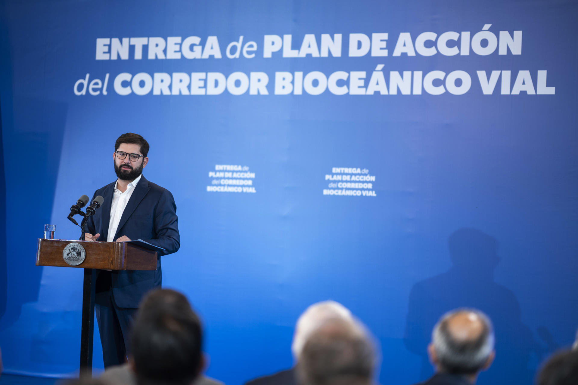 Fotografía cedida por presidencia de Chile del mandatario, Gabriel Boric (c), hablando durante la presentación del "Plan de acción del Corredor Bioceánico Vial" este lunes, en el palacio de La Moneda en Santiago (Chile). EFE/ Presidencia de Chile