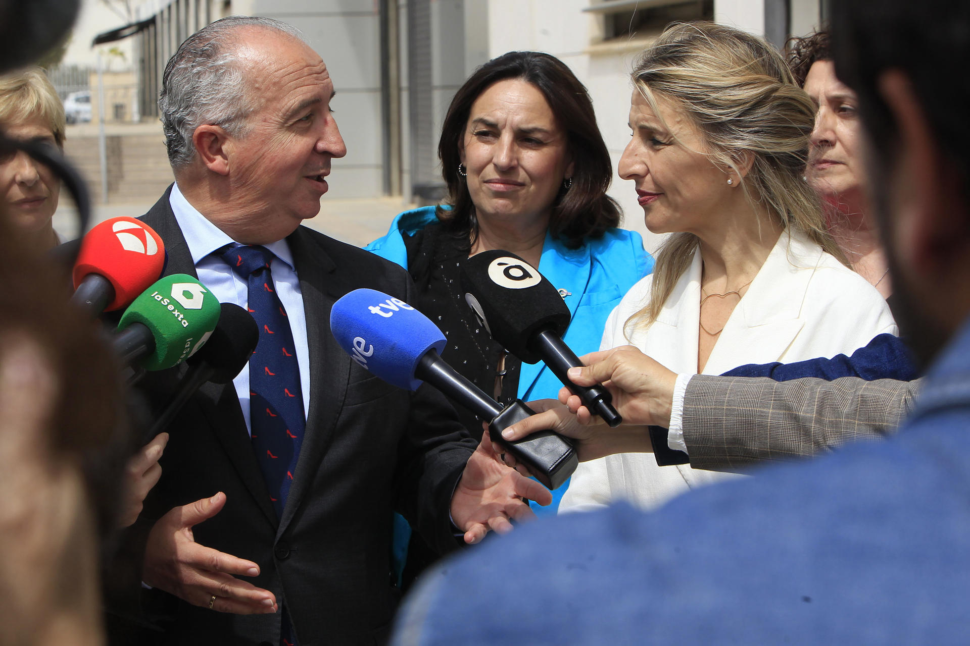 La vicepresidenta segunda y ministra de Trabajo y Economía Social, Yolanda Díaz, junto al presidente de la Asociación Valenciana de Empresarios del Calzado (AVECAL), Vicente Pastor, tras la reunión mantenida este viernes. EFE/Morell