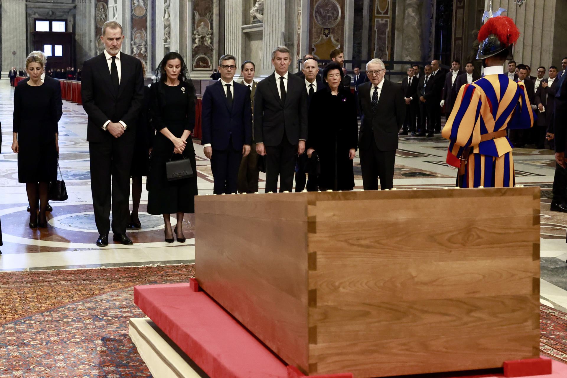 Los reyes Felipe y Letizia, junto a la delegación española, en la Basílica de San Pedro para rendir tributo al papa Francisco antes del funeral, este sábado. EFE/Casa de S.M. el Rey/Francisco Gómez -SOLO USO EDITORIAL/SOLO DISPONIBLE PARA ILUSTRAR LA NOTICIA QUE ACOMPAÑA (CRÉDITO OBLIGATORIO)-