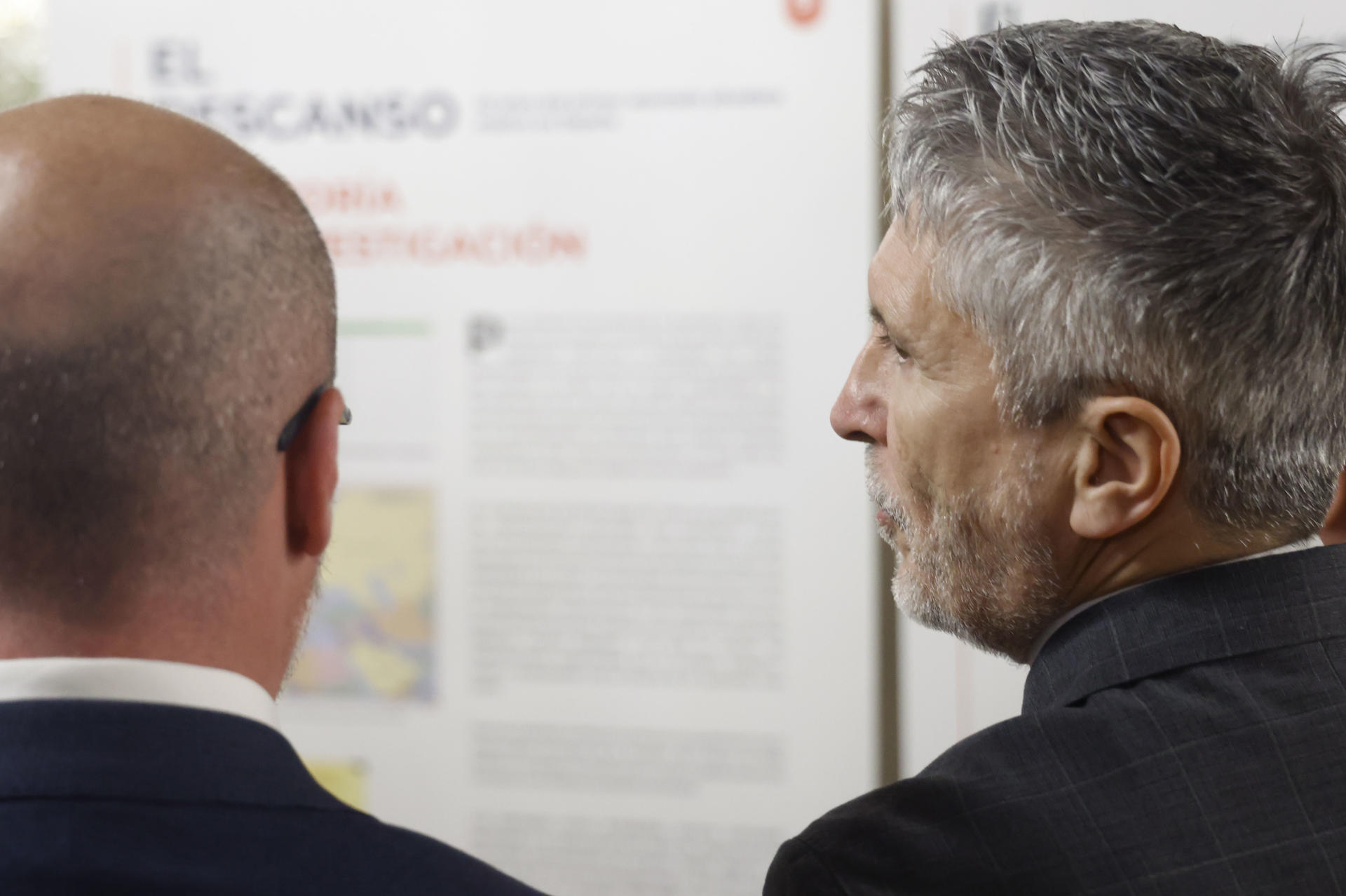 El ministro del Interior, Fernando Grande-Marlaska, durante la inauguración de la muestra "El Descanso. 40 años del primer atentado masivo en España", ocurrido el 12 de abril de 1985 en un restaurante situado a las afueras de Madrid, en las proximidades de la Base Aérea de Torrejón de Ardoz, que, por aquellas fechas, albergaba una importante colonia de soldados norteamericanos, este martes en Madrid. EFE/ Blanca Millez