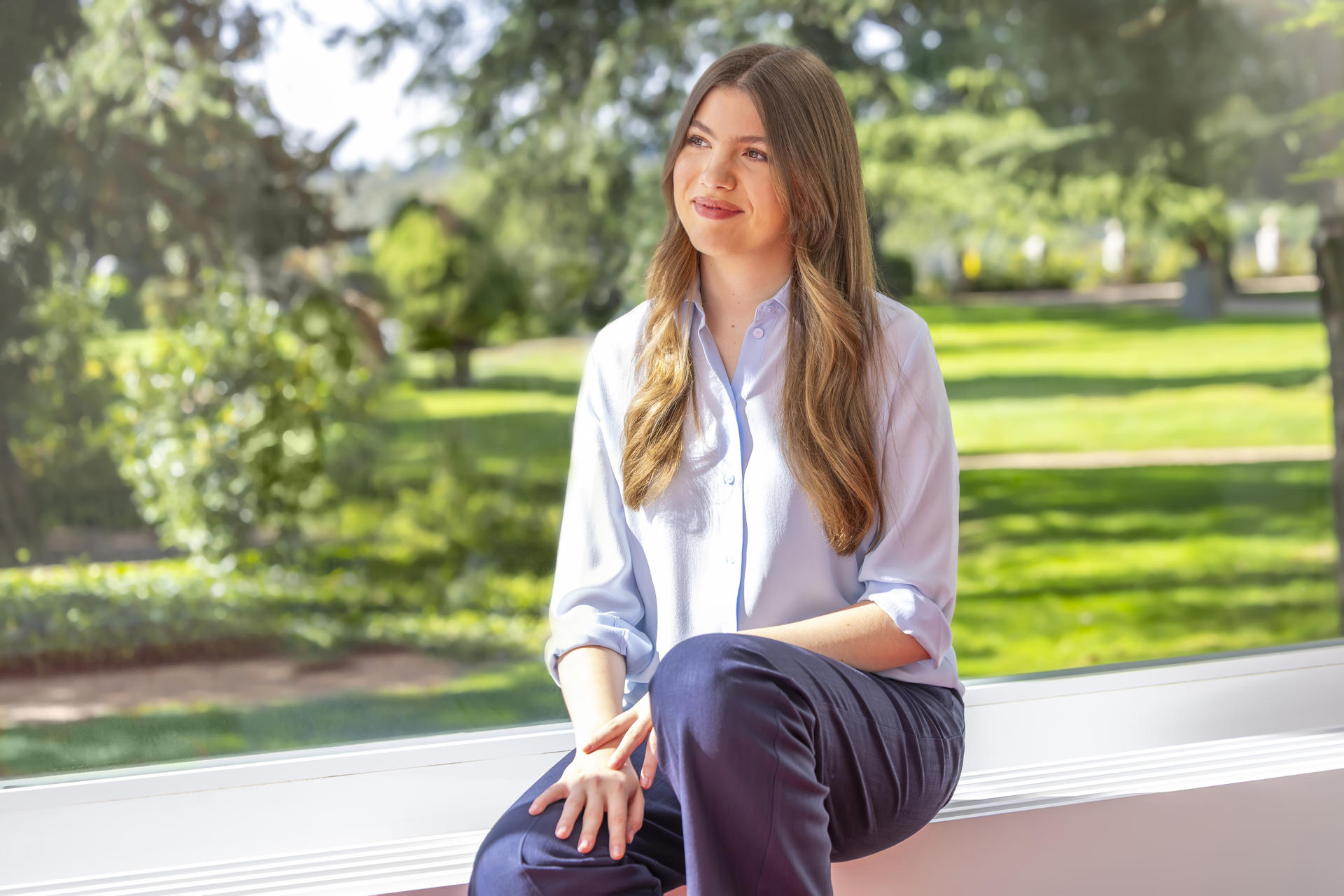 La infanta Sofía cumple este martes 18 años, una mayoría de edad que la casa real ha aprovechado para distribuir cinco fotografías de la hija menor de los reyes, que celebrará esta fecha en el internado de Gales (Reino Unido) en el que está a punto de finalizar su segundo curso de bachillerato.EFE