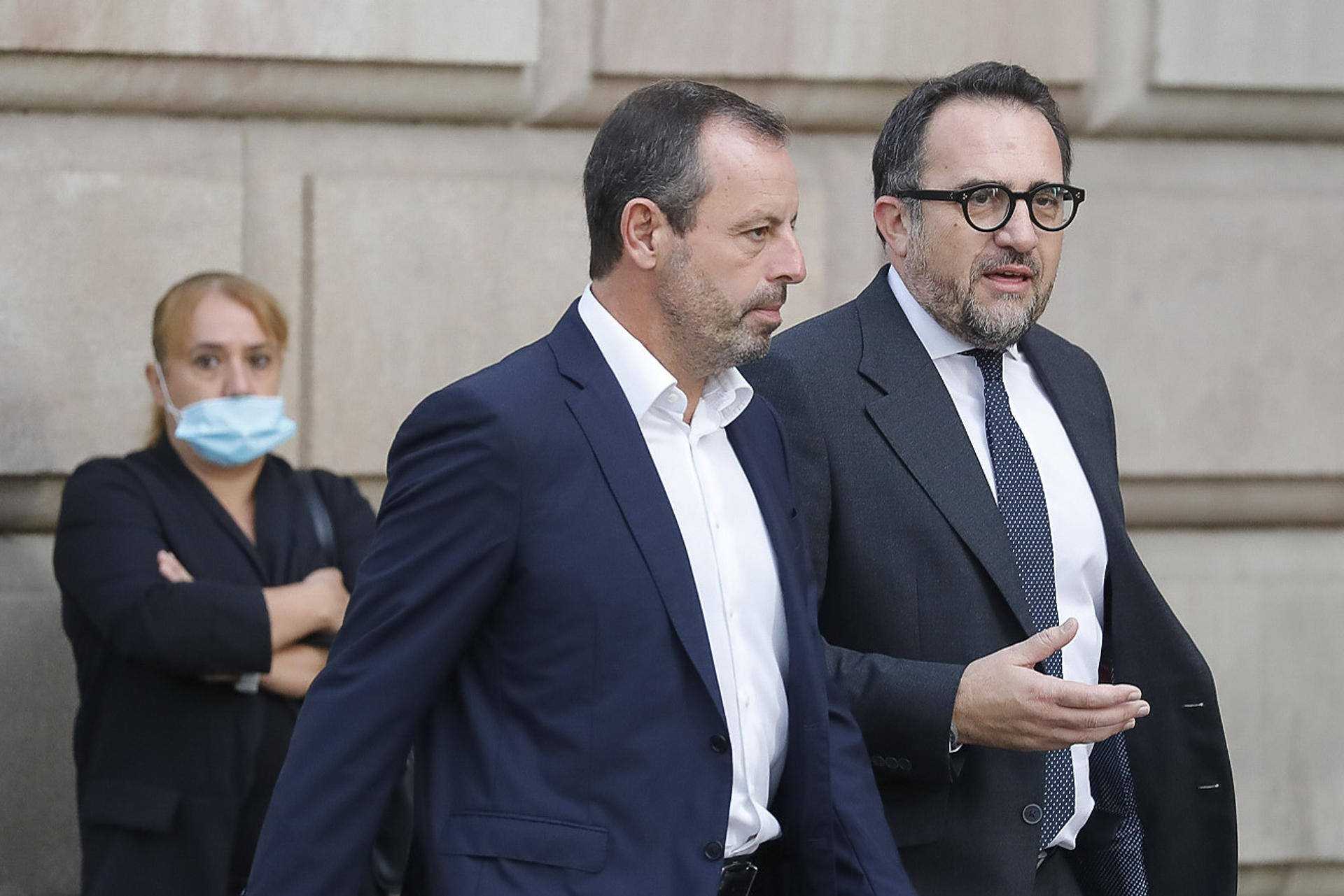 El expresidente del FC Barcelona Sandro Rosell (i) a su llegada a la Audiencia de Barcelona en una imagen de archivo. EFE/Enric Fontcuberta.