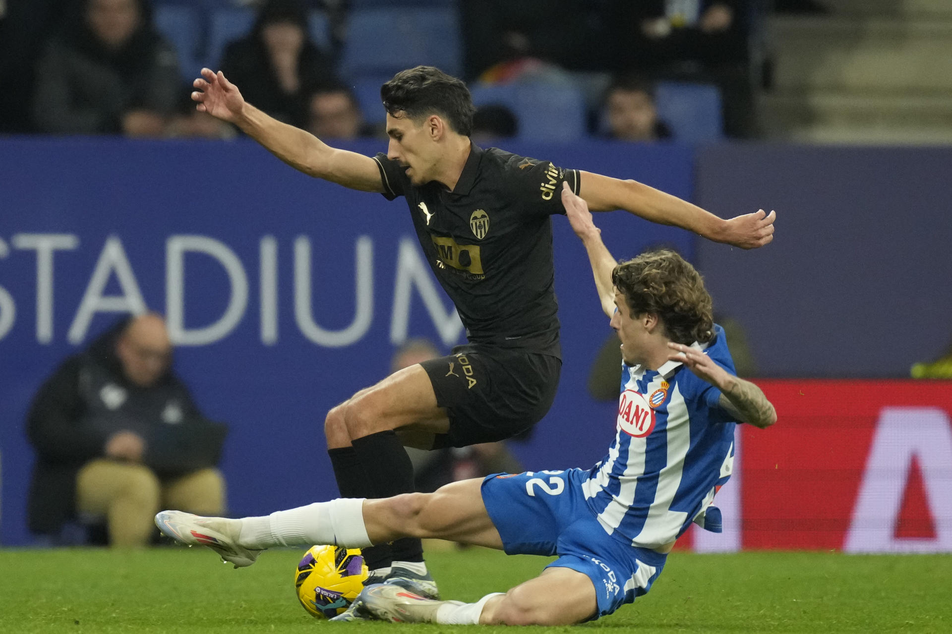 El centrocampista portugués del Valencia, André Almeida (i), intenta llevarse el balón ante el defensa del Espanyol, Carlos Romero, en el RCDE Stadium, en Barcelona en foto de archivo de Enric Fontcuberta. EFE