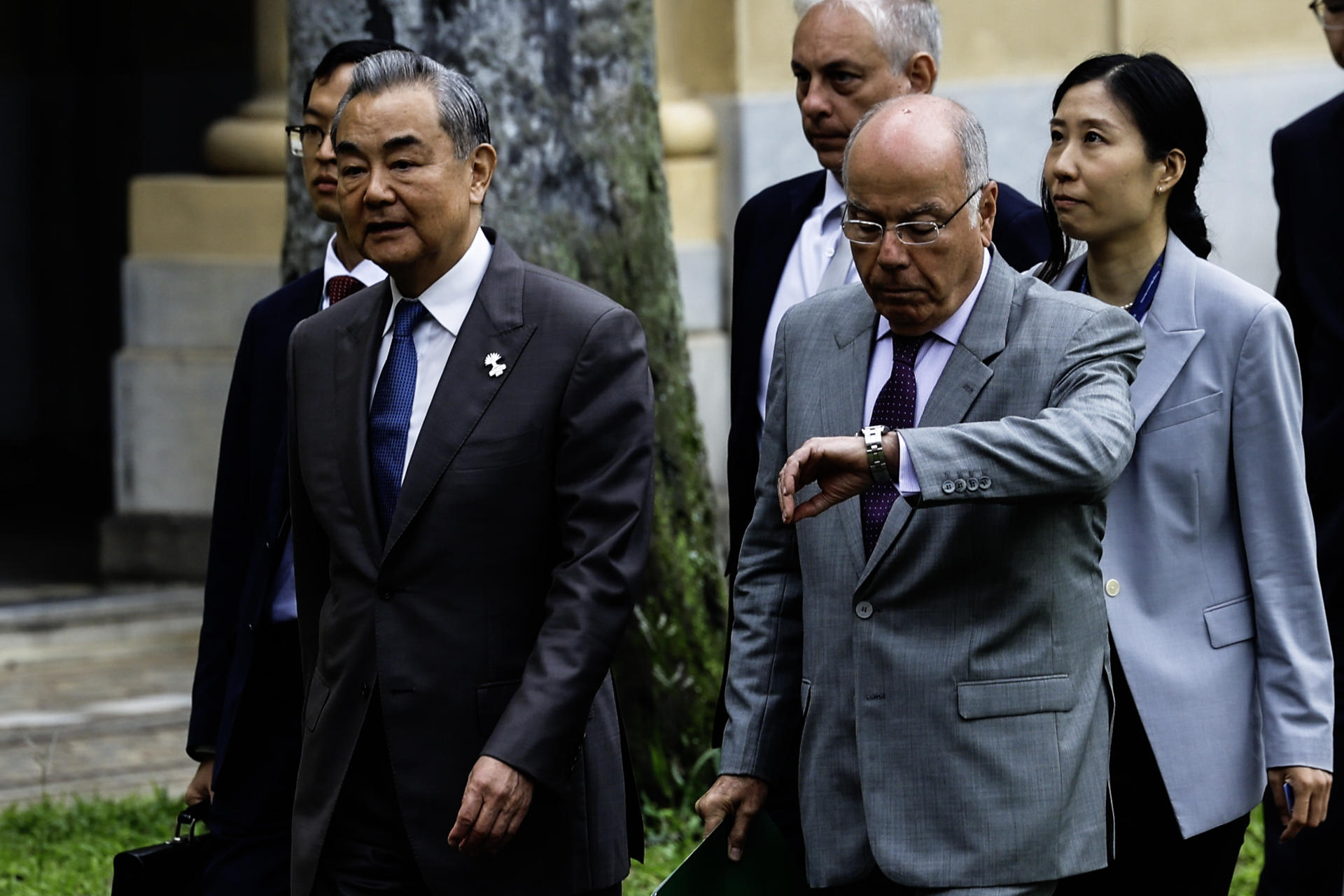 El canciller de Brasil, Mauro Vieira (d), y el canciller de China, Wang Yi, asisten a la reunión de cancilleres de BRICS este martes, en el Palacio de Itamaraty, Río de Janeiro (Brasil). EFE/ Antonio Lacerda