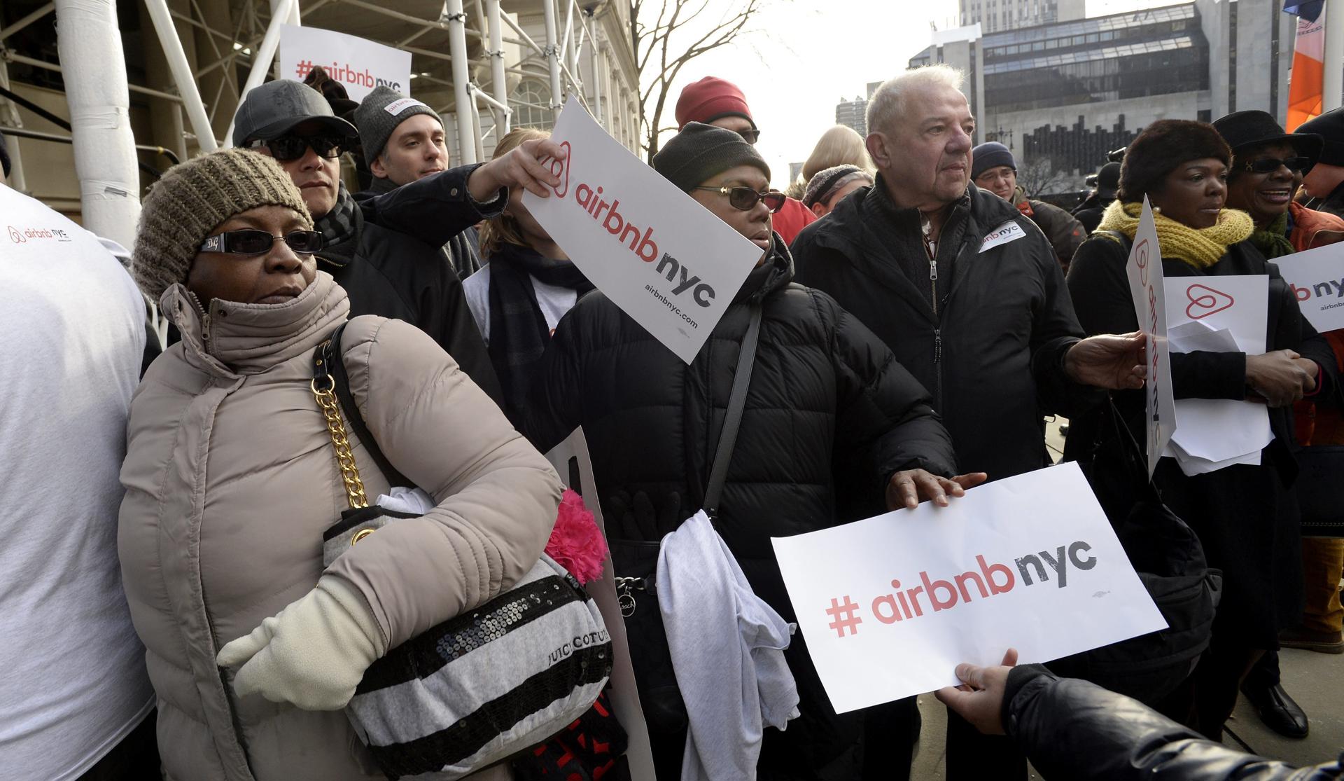 Fotografía de archivo de un grupo de personas que protesta a favor de la libre operación de la plataforma de alojamiento Airbnb, frente al ayuntamiento de la ciudad de Nueva York, en Manhattan (NY, EE.UU.). EFE/Justin Lane