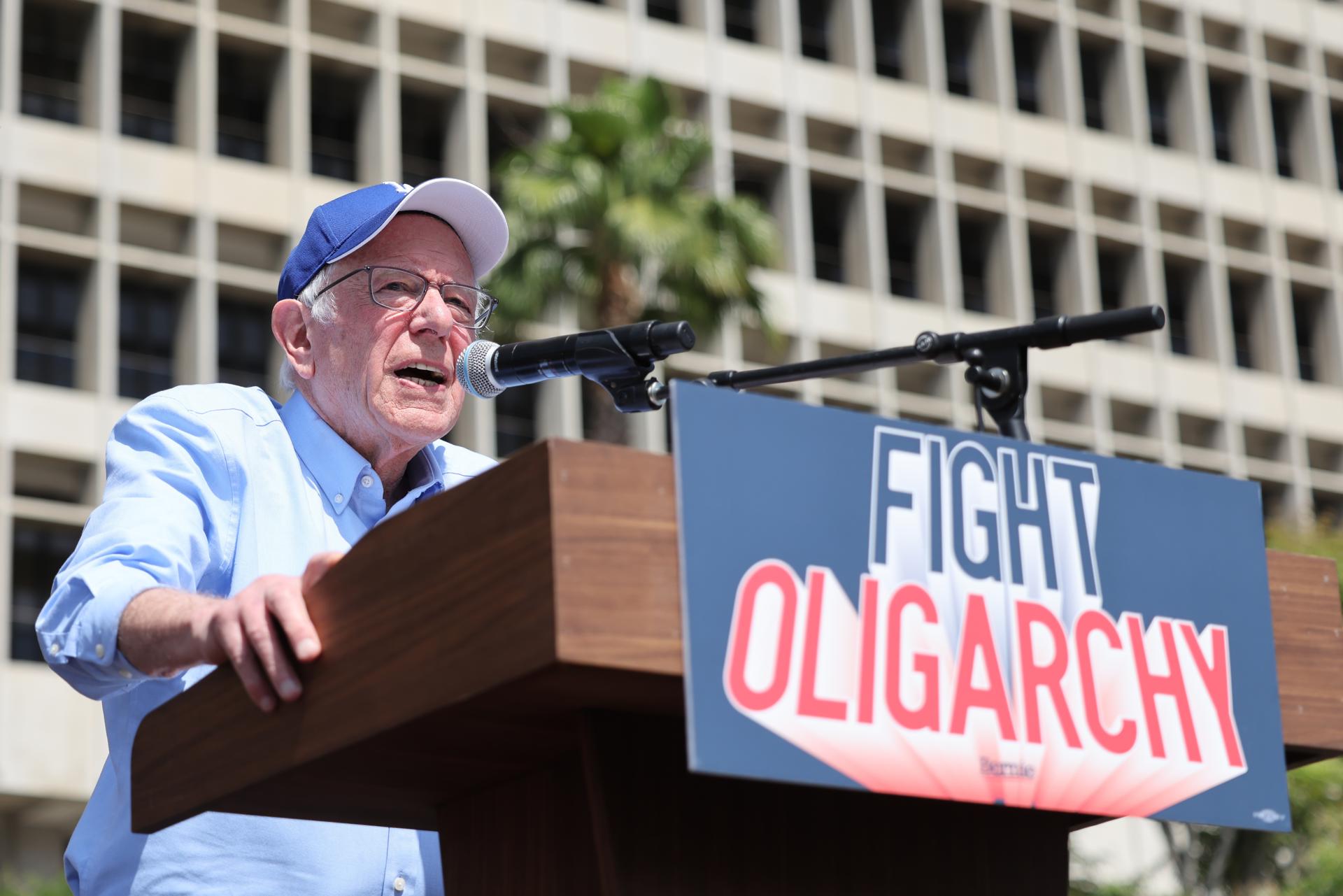 El senador estadounidense Bernie Sanders habla durante el mitin de la 'Gira contra la Oligarquía' en Grand Park en Los Ángeles, California, EE.UU., el 12 de abril de 2025. EFE/DAVID SWANSON