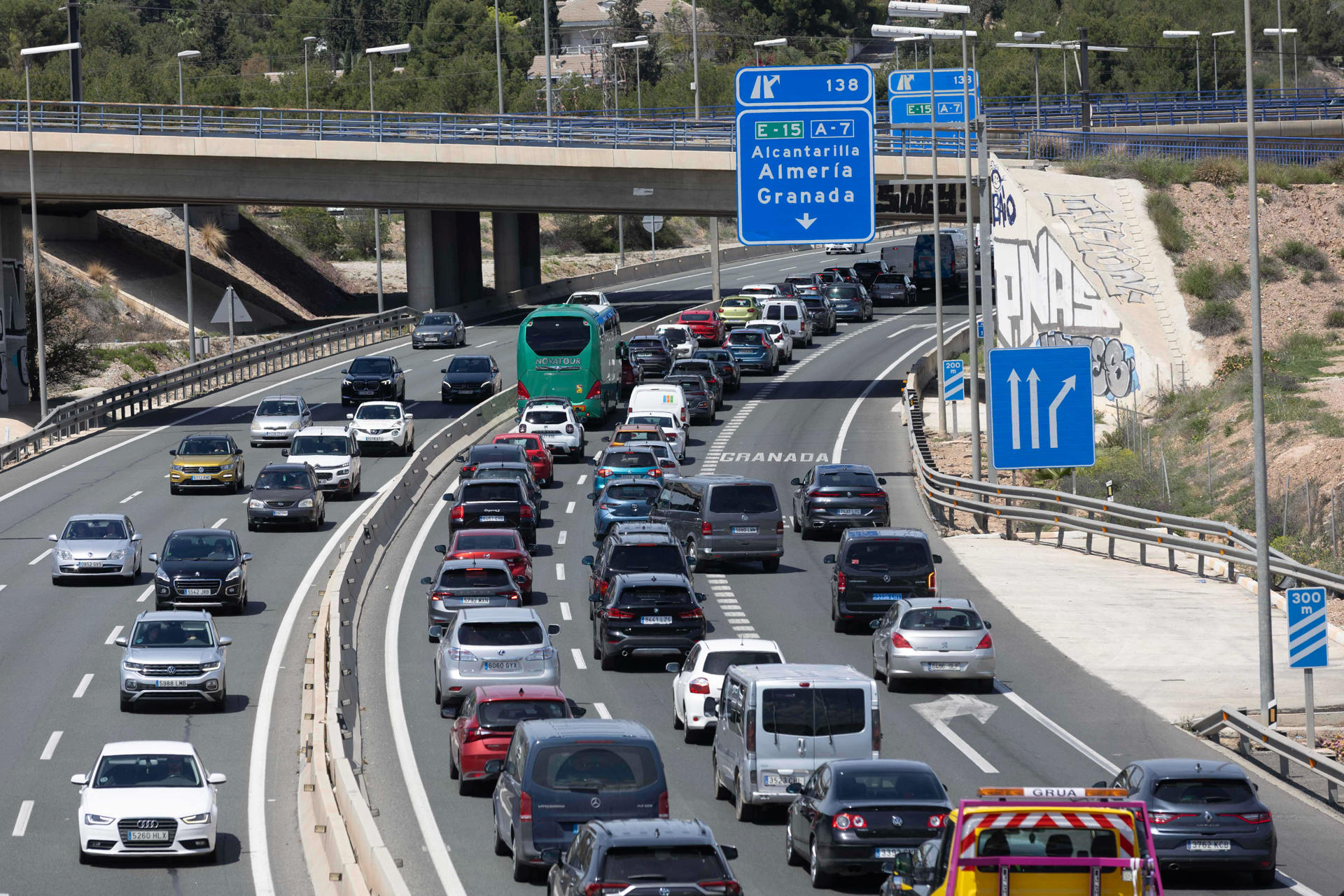 Fotografía de las retenciones de tráfico ocasionadas por la vuelta de las vacaciones de Semana Santa este lunes, en el enlace de las autovías A-30 y A-7 a la altura de la ciudad de Murcia. EFE/ Marcial Guillén