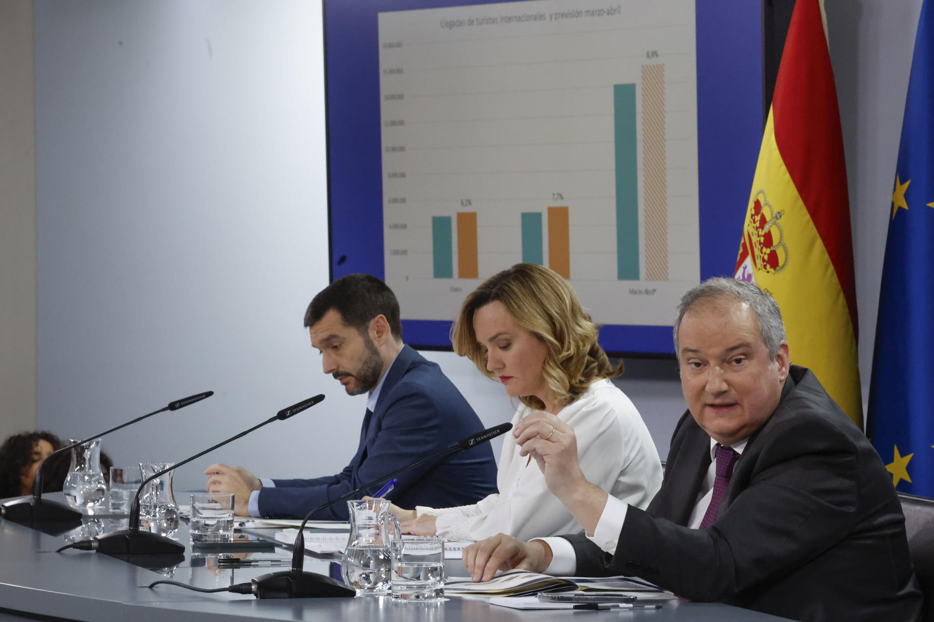 La ministra Portavoz, Pilar Alegría (c), el ministro de Industria y Turismo, Jordi Hereu (d), y el ministro de Derechos Sociales, Consumo y Agenda 2030, Pablo Bustinduy, durante la rueda de prensa posterior al Consejo de Ministros, este martes en Madrid.-EFE/ Juan Carlos Hidalgo