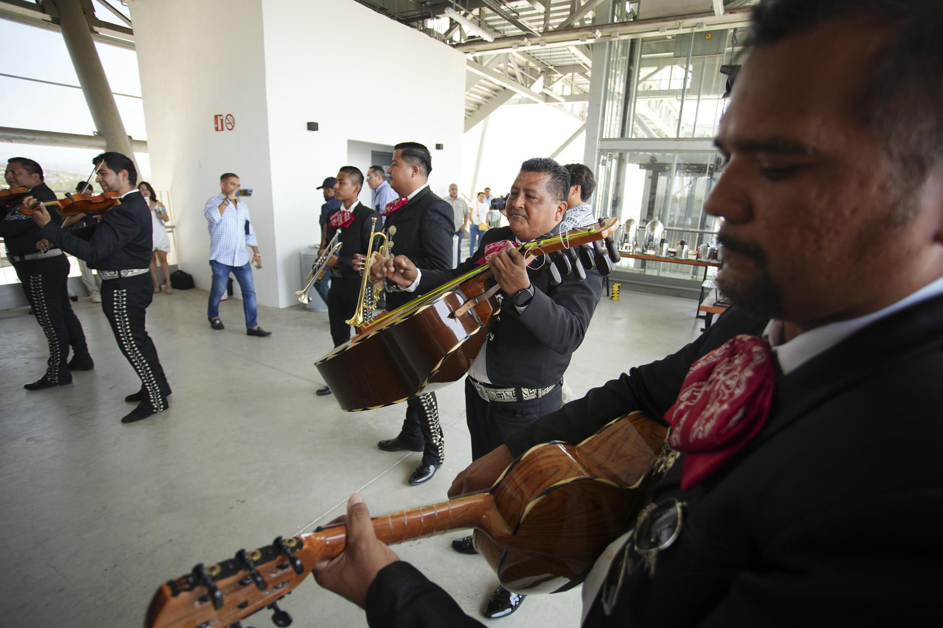Un grupo de Mariachis interpreta una canción durante una rueda de prensa este viernes, en Acapulco (México). EFE/David Guzmán