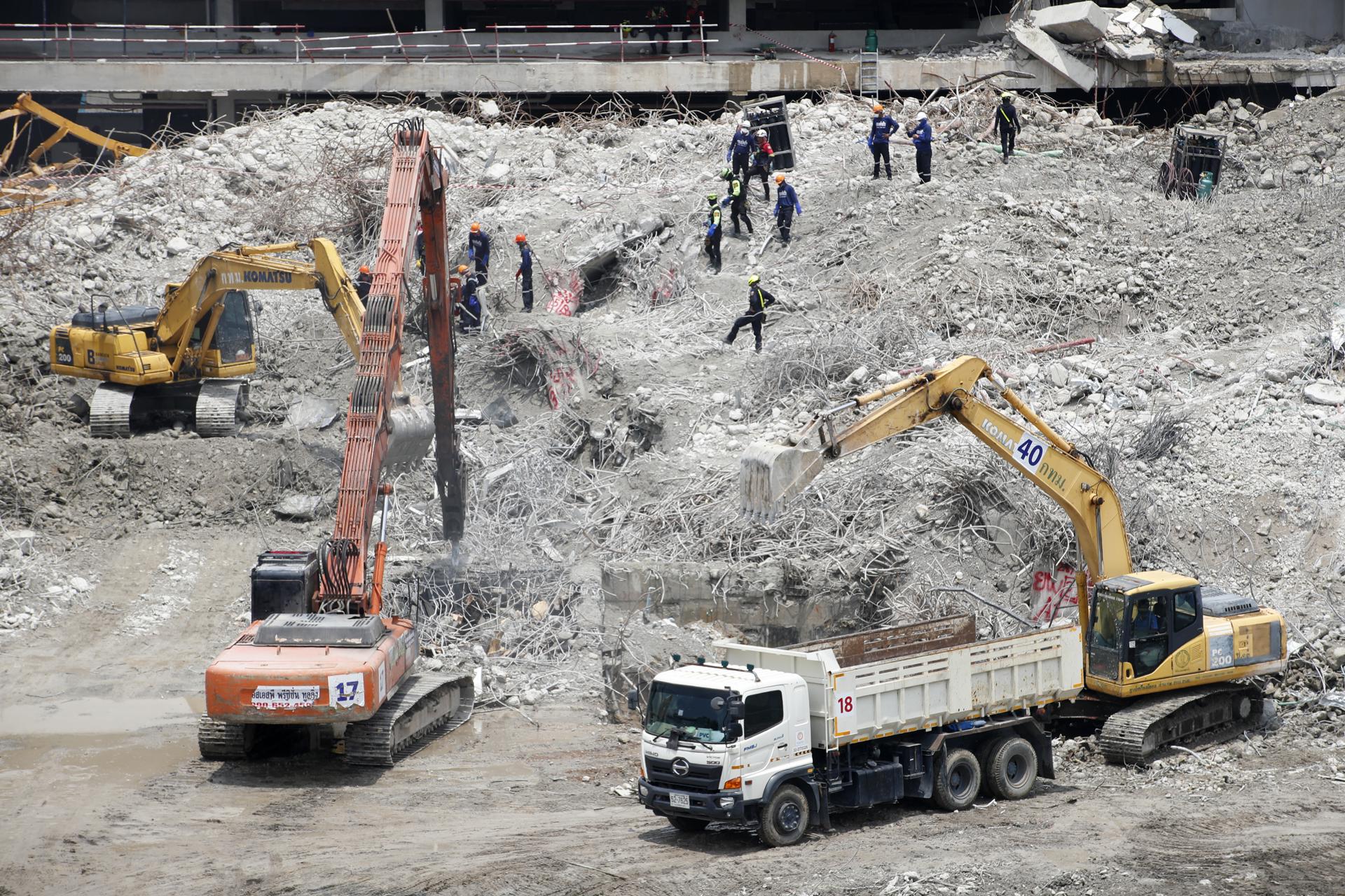 Bangkok (Thailand), 28/04/2025.- Rescue workers and construction machinery remove debris at the site of a building that collapsed following an earthquake, on the one-month anniversary of Myanmar's deadly earthquake, in Bangkok, Thailand, 28 April 2025. A 30-storey building of an under- construction State Audit Office tower collapsed following tremors from a 7.7-magnitude earthquake that struck Myanmar on 28 March. After one month, the death toll of the building collapse in Bangkok, as reported on 28 April 2025, has reached 63 people with nine injured and 31 remaining missing, according to the Bangkok Metropolitan Incident Command Center for Building Collapse. (Terremoto/sismo, Birmania, Tailandia) EFE/EPA/RUNGROJ YONGRIT