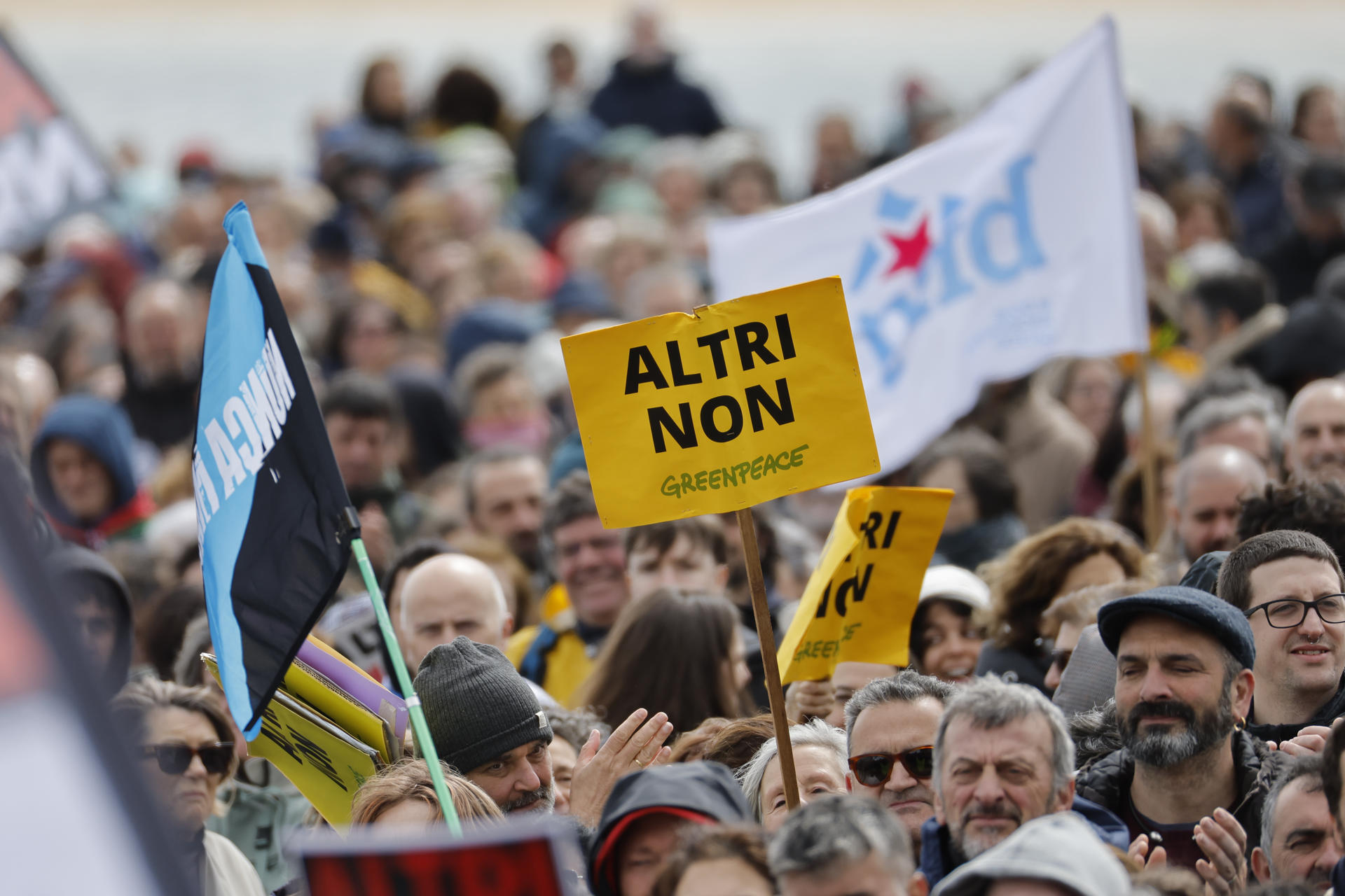 Foto de archivo de la manifestación convocada por la Plataforma en Defensa da Ría de Arousa (PDRA) en marzo en contra el proyecto de celulosa que la multinacional portuguesa Altri quiere implantar en Palas de Rei (Lugo) y la reapertura de la Mina de Touro (A Coruña), en A Pobra do Caramiñal (A Coruña). EFE/ Lavandeira Jr.
