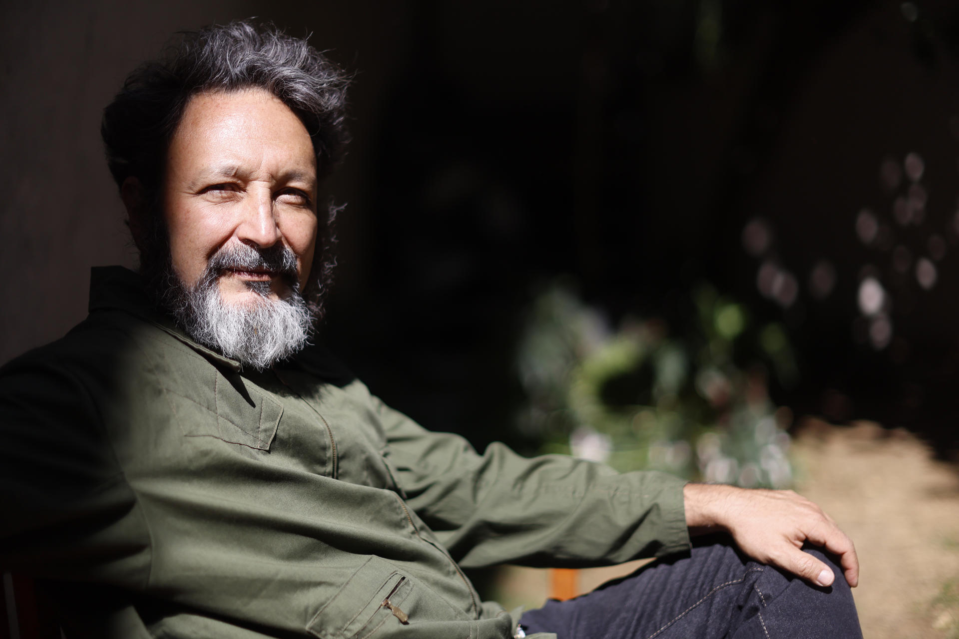 El escritor mexicano Luigui Amara, posa durante una entrevista con EFE este jueves, en Ciudad de México (México). EFE/ Sáshenka Gutiérrez
