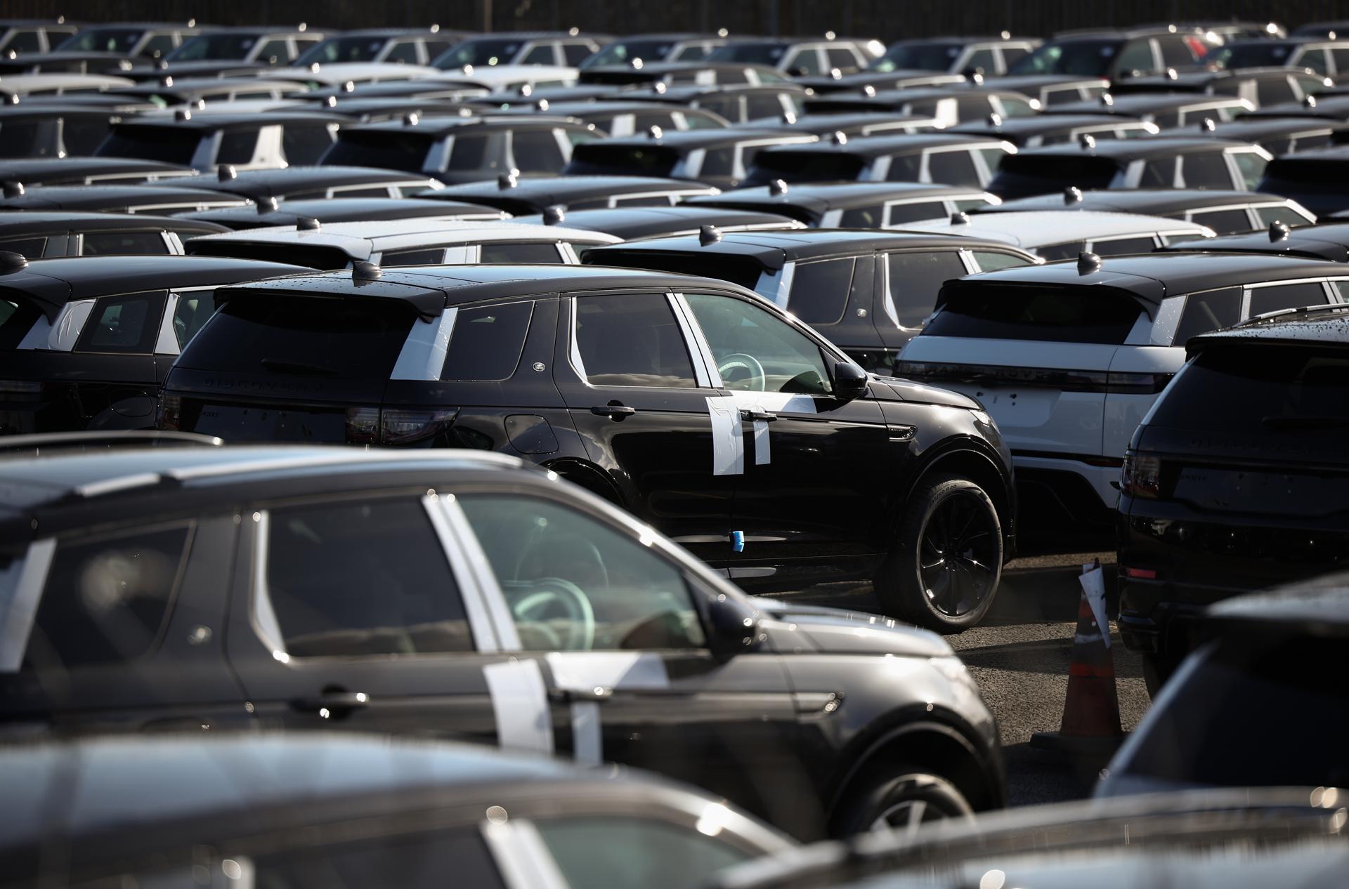 Coches nuevos en fila en la planta de Jaguar Land Rover en Halewood, Liverpool (Reino Unido) en una imagen de archivo. EFE/EPA/ADAM VAUGHAN