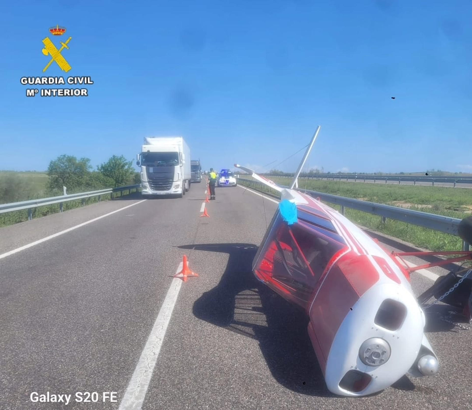 Fuselaje de la avioneta sobre la AP-2. EFE/ Guardia Civil / Mº Interior SÓLO USO EDITORIAL / SÓLO DISPONIBLE PARA ILUSTRAR LA NOTICIA QUE ACOMPAÑA (CRÉDITO OBLIGATORIO)