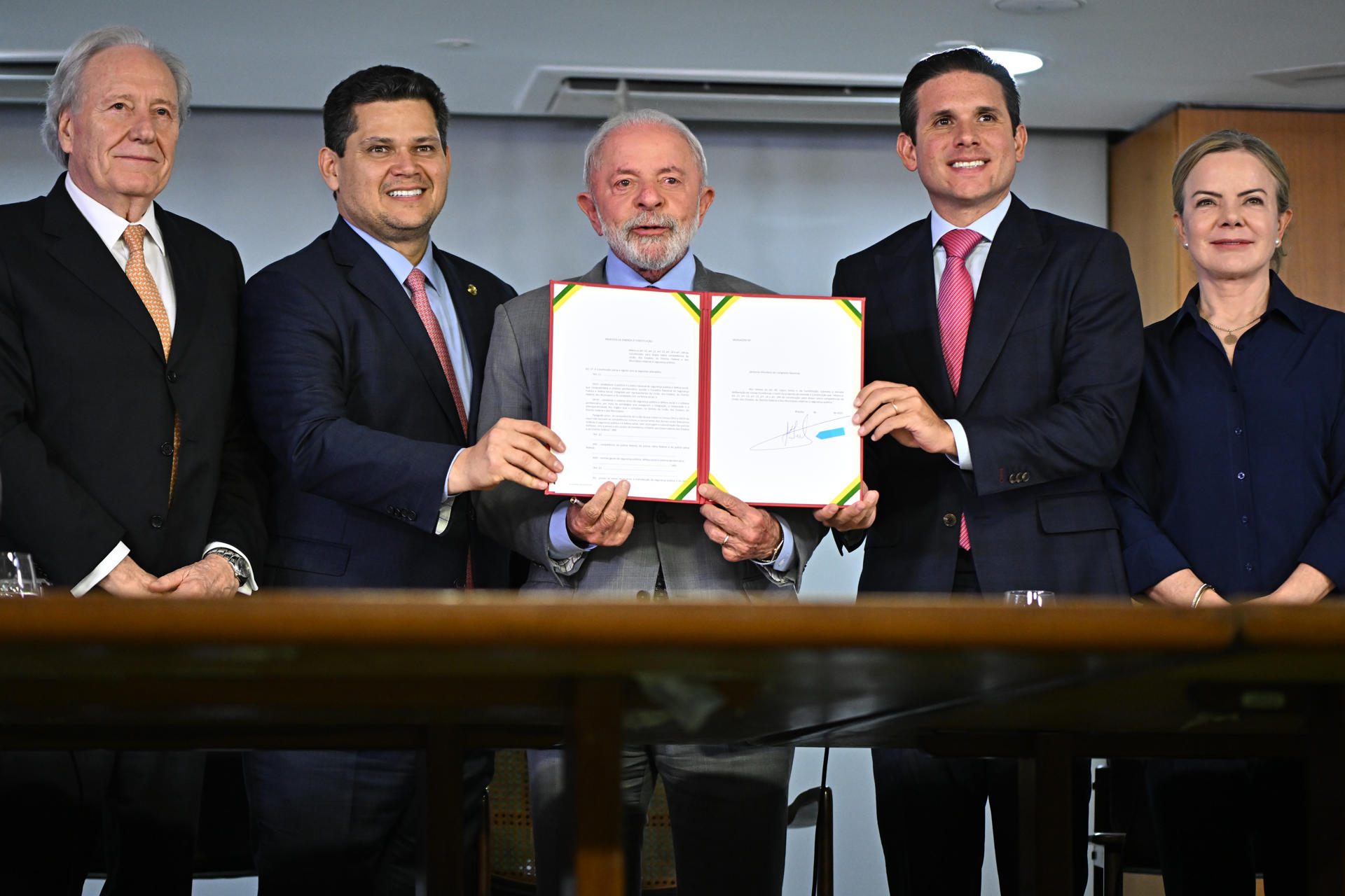 De izquierda a derecha el ministro de Justicia de Brasil, Ricardo Lewandowski, el presidente del Senado, Davi Alcolumbre, el presidente de Brasil, Luiz Inácio Lula da Silva, el presidente de la Cámara Baja, Hugo Motta, y la ministra de Relaciones Institucionales, Gleisi Hoffmann, posan en la firma y entrega al Congreso del Proyecto de Enmienda a la Constitución (PEC), este miércoles, en Brasilia (Brasil). EFE/ Andre Borges