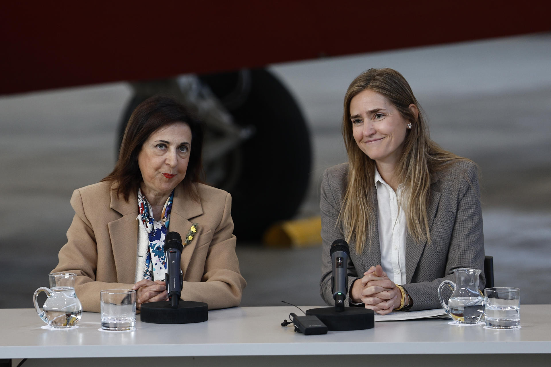 La ministra de Defensa, Margarita Robles (i), y la vicepresidenta tercera y ministra para la Transición Ecológica y Reto Demográfico, Sara Aagesen (d), reafirman en un acto la colaboración interministerial en la lucha contra incendios forestales, este miércoles, en Torrejón de Ardoz (Madrid). EFE/Rodrigo Jiménez