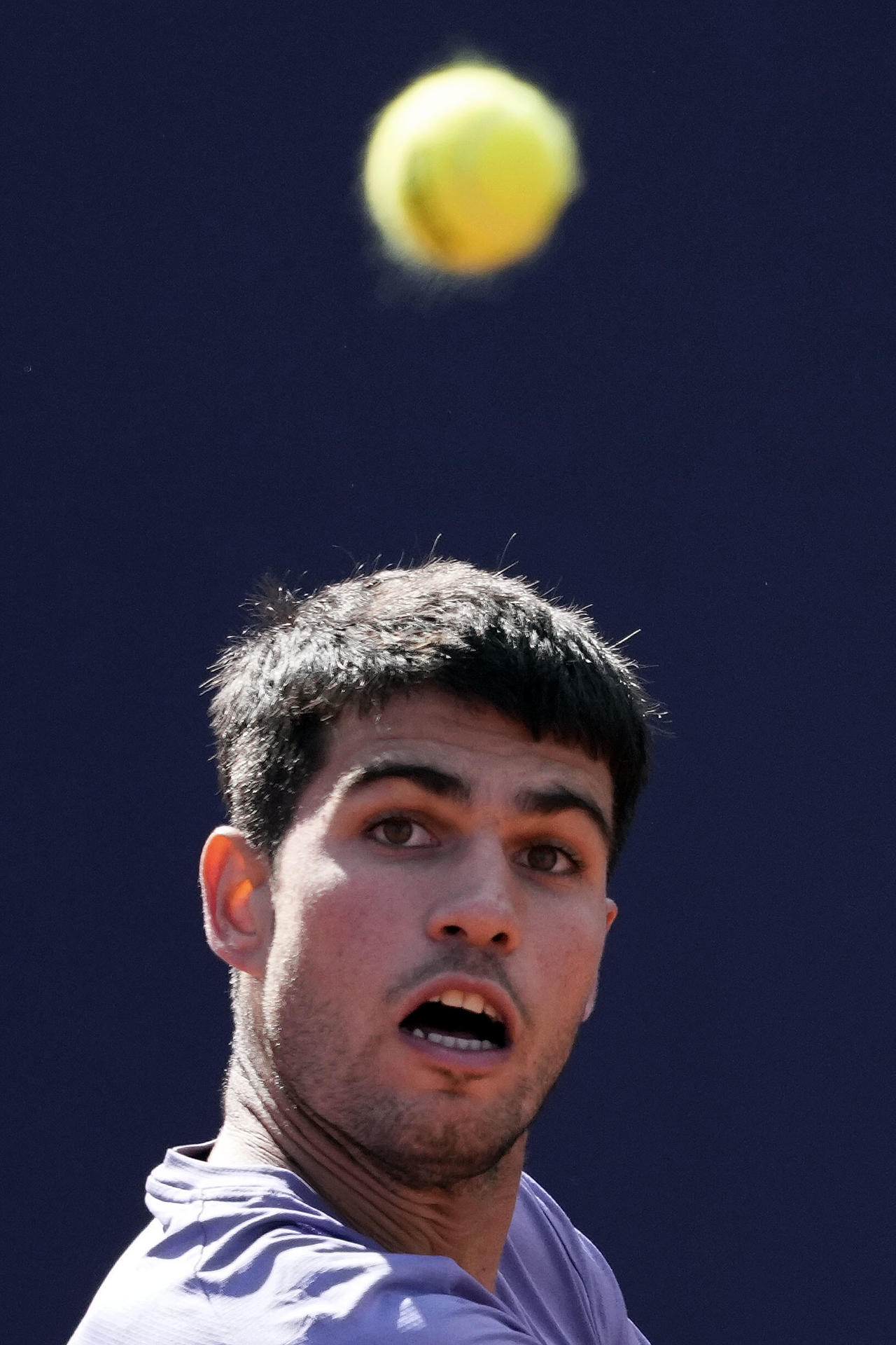 El tenista español Carlos Alcaraz durante su partido de octavos de final contra el serbio Laslo Djere en el Barcelona Open Banc Sabadell. EFE/Alejandro García