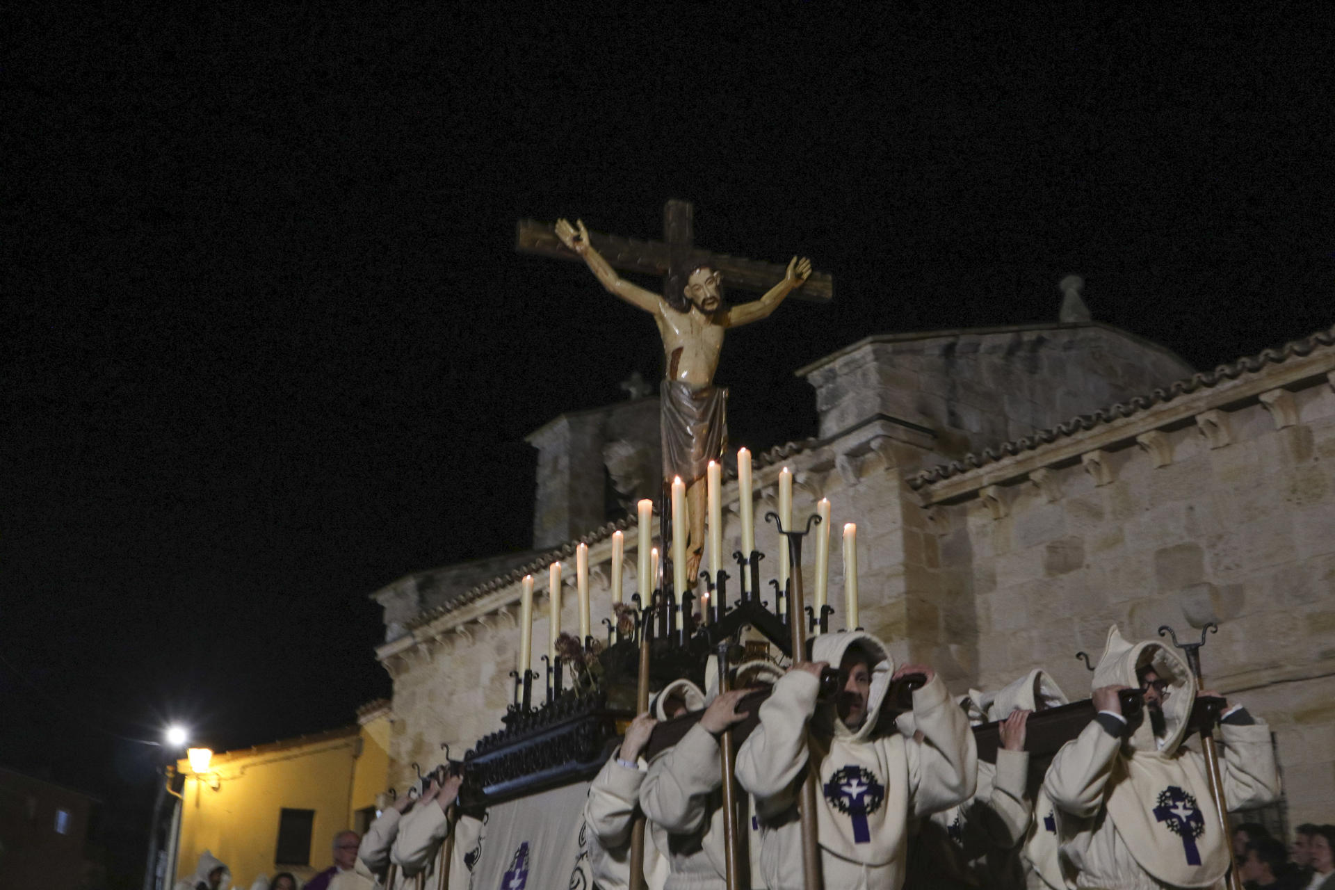 Cristo del Espiritu Santo, que cumple medio siglo de su primer desfile procesional, sale a las calles de Zamora en procesión. EFE/Mariam Montesinos