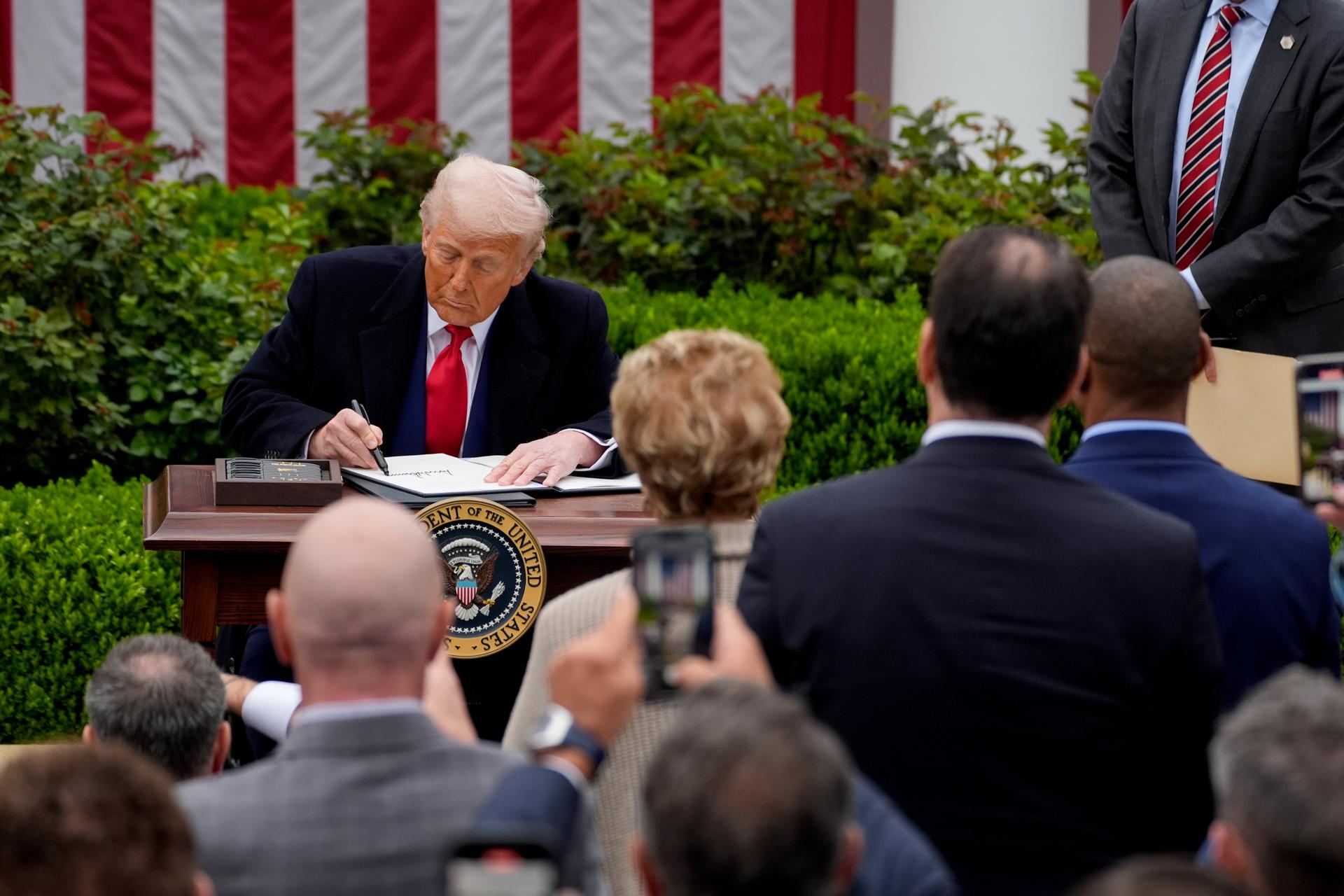 El presidente de Estados Unidos, Donald Trump, al firmar un decreto ejecutivo para ajustar "aranceles recíprocos" a muchos países con los que EE.UU. mantiene intercambio comercial, en la Rosaleda de la Casa Blanca, en Washington DC (EE.UU.). EFE/Kent Nishimura/Pool