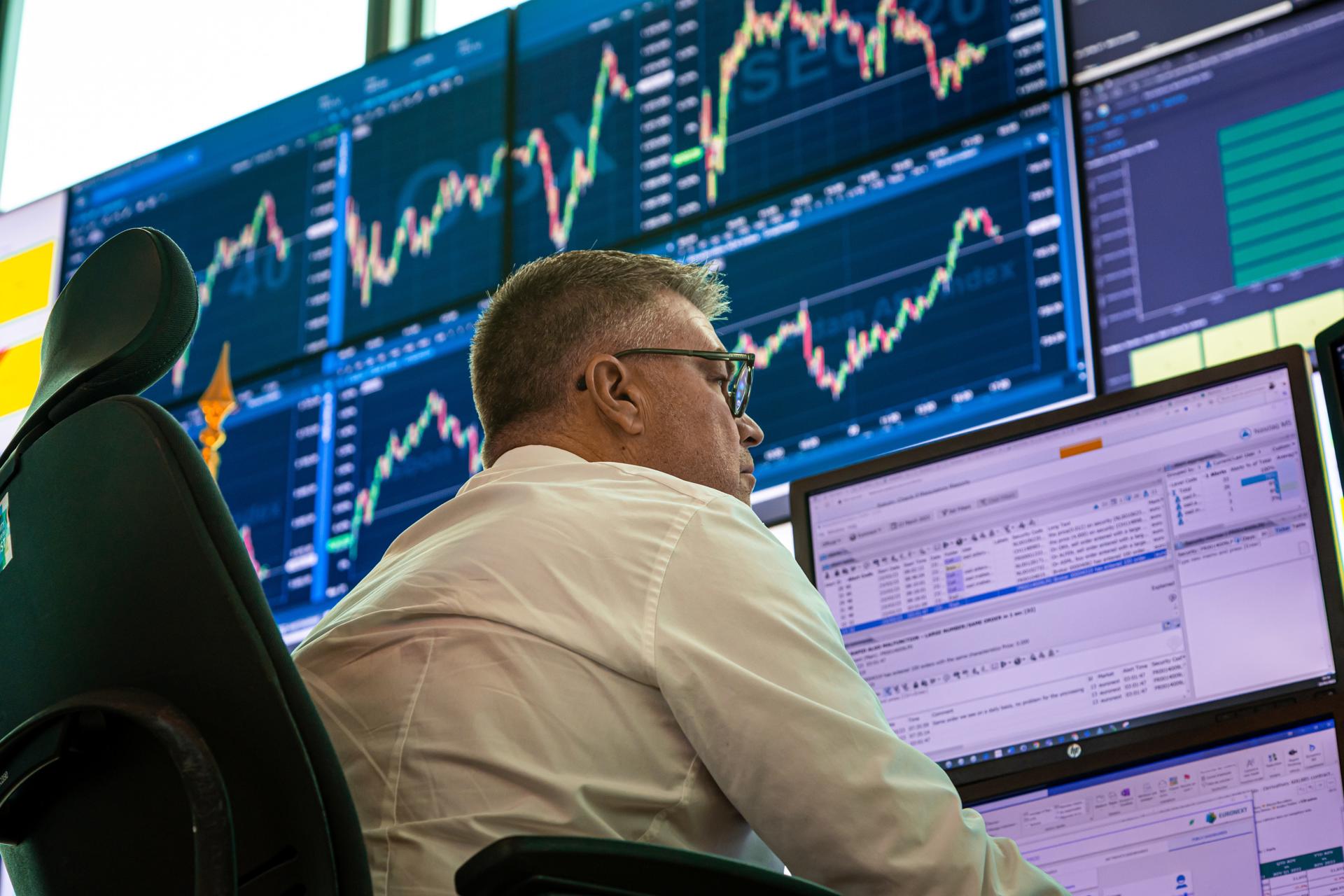 Imagen de archivo de un operador de mercado en la sala de operaciones de la sede de la bolsa de valores de Euronext en el distrito financiero parisino de La Defense, Francia. EFE/EPA/CHRISTOPHE PETIT TESSON