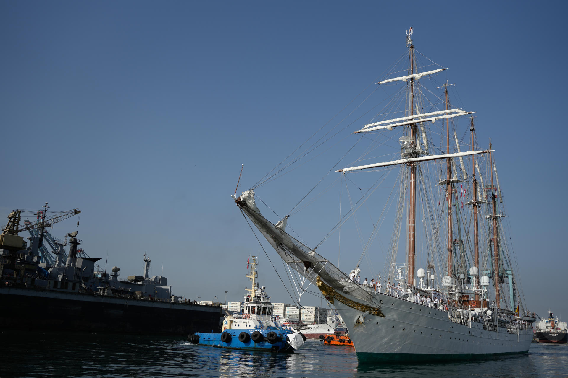 El buque escuela de la Armada de España Juan Sebastián Elcano atracó este viernes en el puerto peruano del Callao, en operación desde que fue fundado por los españoles en 1537, como parte de un viaje de instrucción en el que se forman 76 alumnos, entre ellos, la princesa de Asturias, Leonor de Borbón, heredera de la corona española. EFE/John Reyes
