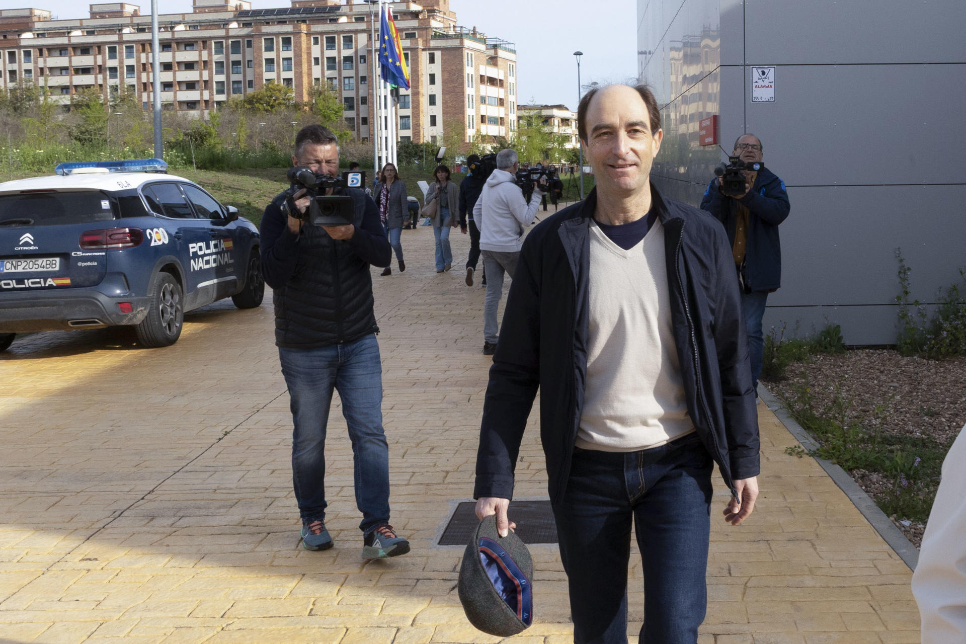 Evaristo Valentí (d), exdirector del conservatorio superior de música de Badajoz,  a su llegada para declarar en calidad de testigo este martes ante la titular del Juzgado de Instrucción nº 3 de Badajoz. EFE/ Jero Morales