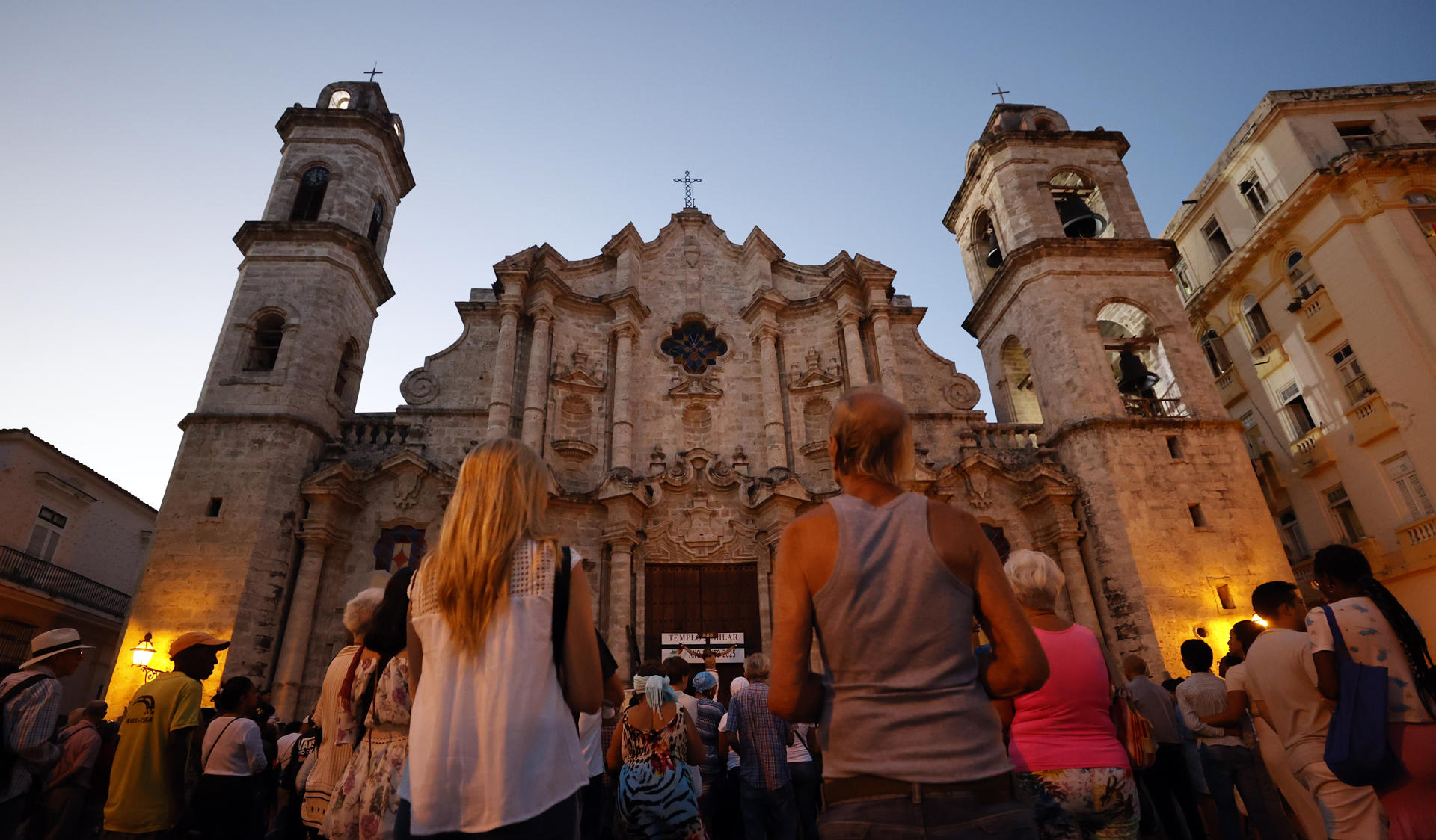 Fieles católicos recorren participan en el viacrucis de la Amargura este Viernes Santo, en La Habana (Cuba). EFE/ Ernesto Mastrascusa