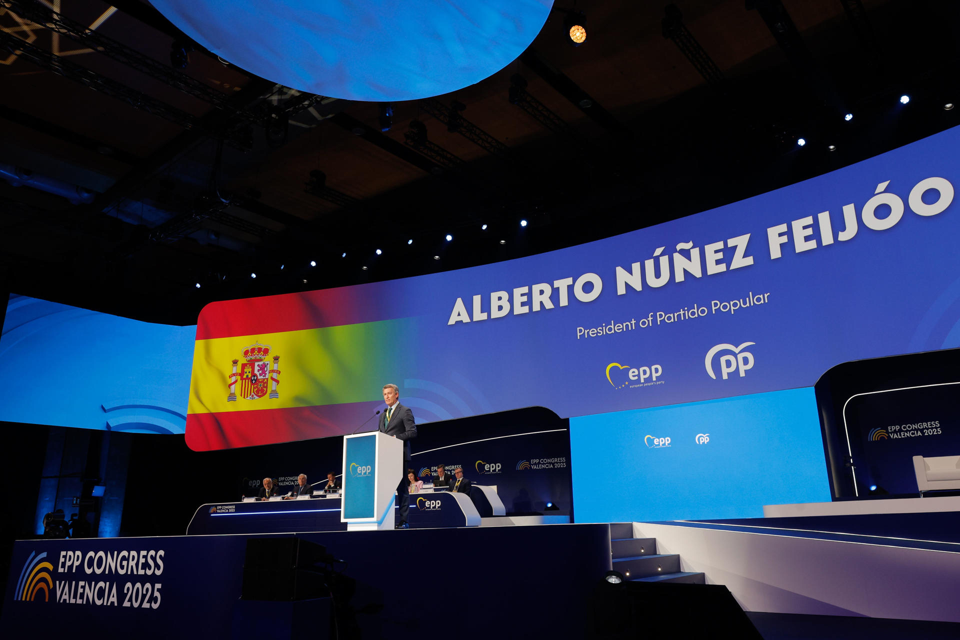 El líder del PP, Alberto Núñez Feijóo, interviene durante la apertura del Congreso del Partido Popular Europeo (PPE), este martes en el recinto de Feria Valencia. EFE/Kai Fösterling
