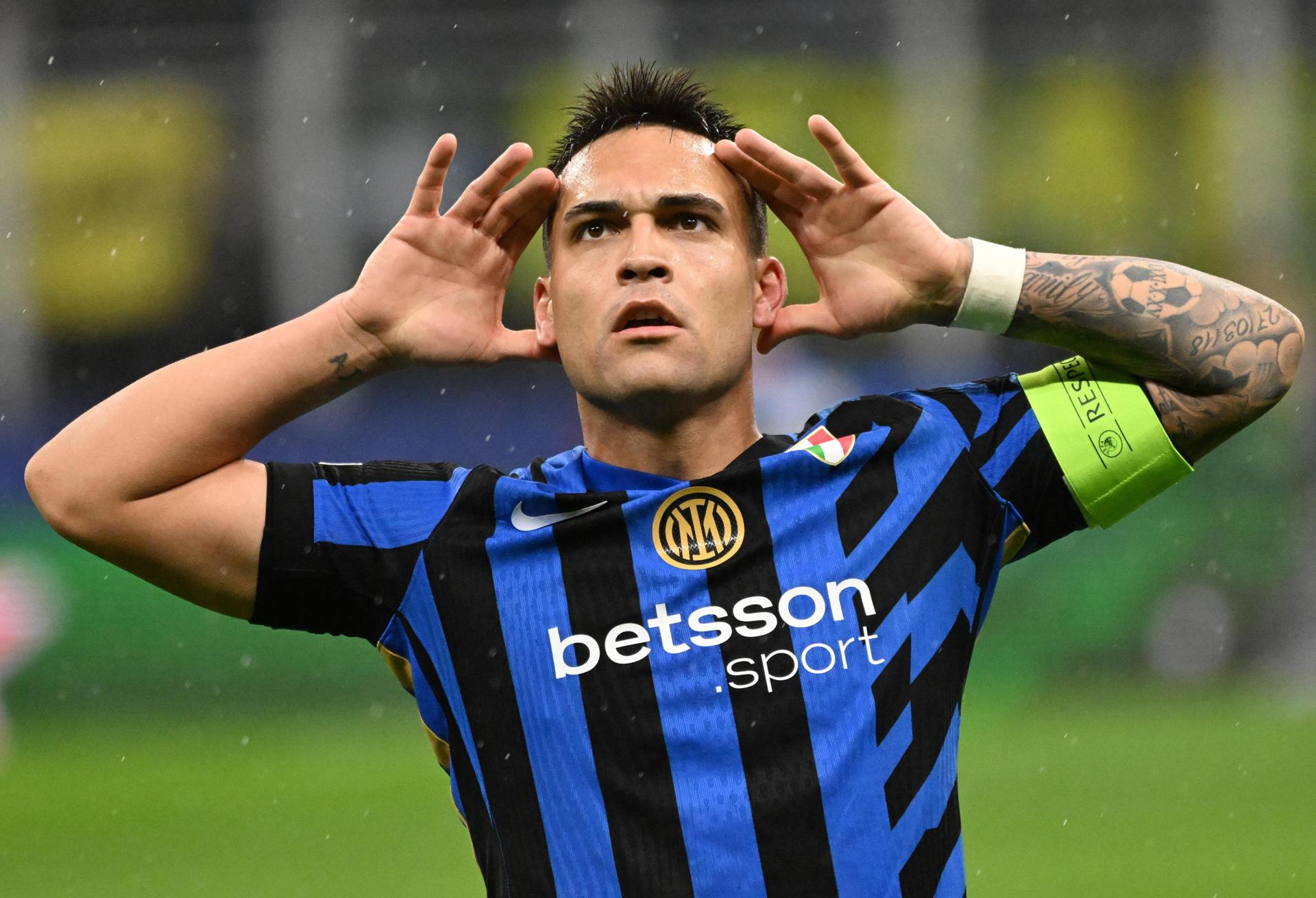 El argentino Lautaro Martínez celebra su gol que supuso el empate a uno con el Bayern Múnich en un partido en el que el equipo italiano logró la clasificación para las semifinales de la Liga de Campeones. EFE/EPA/DANIEL DAL ZENNARO