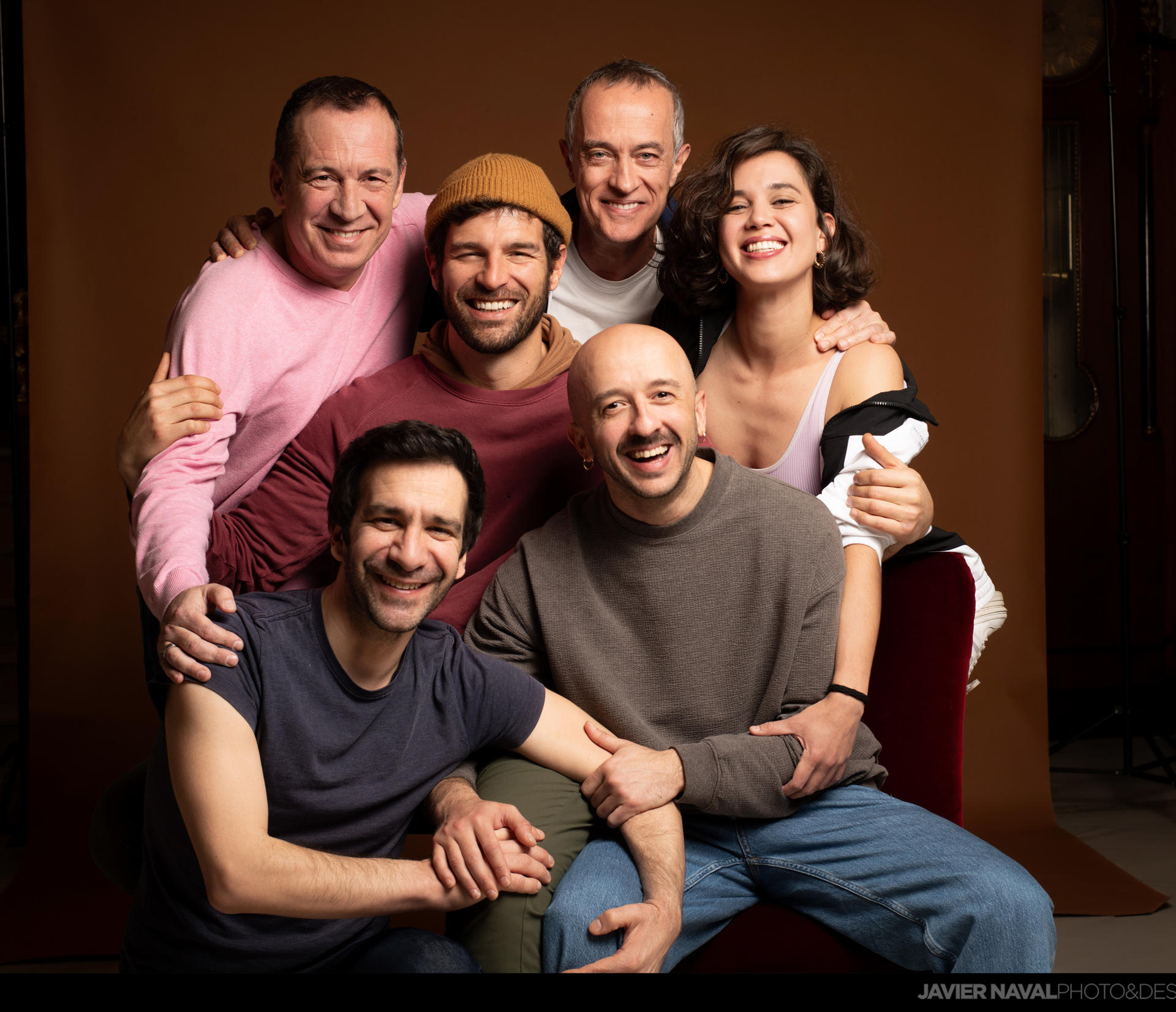 El elenco de la obra: arriba, en el centro, Francisco Ortiz, y debajo a la izquierda Daniel Ortiz, protagonistas de la obra;  a su derecha, Mario Alonso, y arriba, de izquierda a derecha, Jesús Calvo, Chema Ruiz y Marta Guerras, en una imagen cedida por el Teatro Español. EFE//SOLO USO EDITORIAL