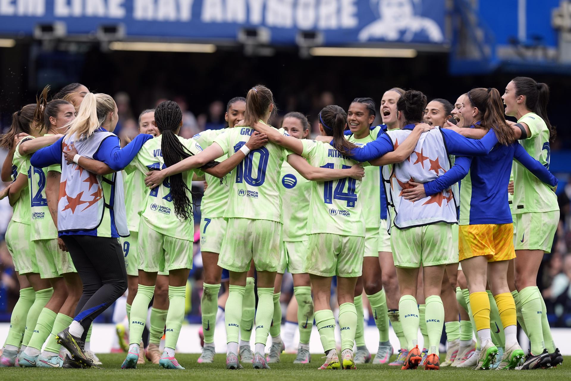 Las jugadoras del Barça celebran el pase a la final tras el partido de vuelta de semifinales de la UEFA Women's Champions League que han jugado Chelsea WFC y FC Barcelona Femini, en Londres, Reino Unido. EFE/EPA/TIM KEETON