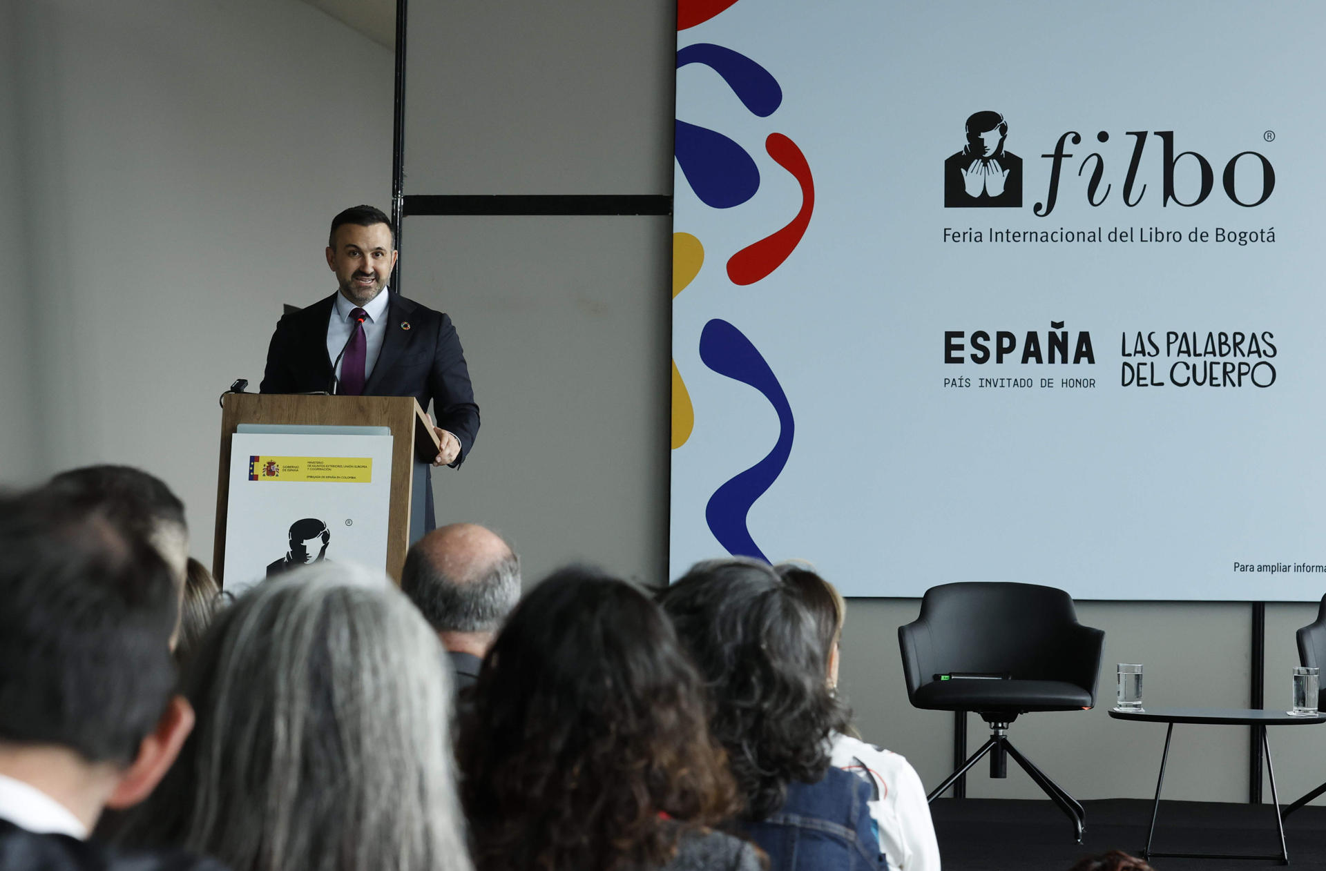 El embajador de España en Colombia, Santiago Jiménez Martín, habla durante una rueda de prensa de la edición numero 37 de la Feria Internacional del Libro de Bogotá (FILBo 2025) este jueves, en Bogotá (Colombia). EFE/Mauricio Dueñas Castañeda