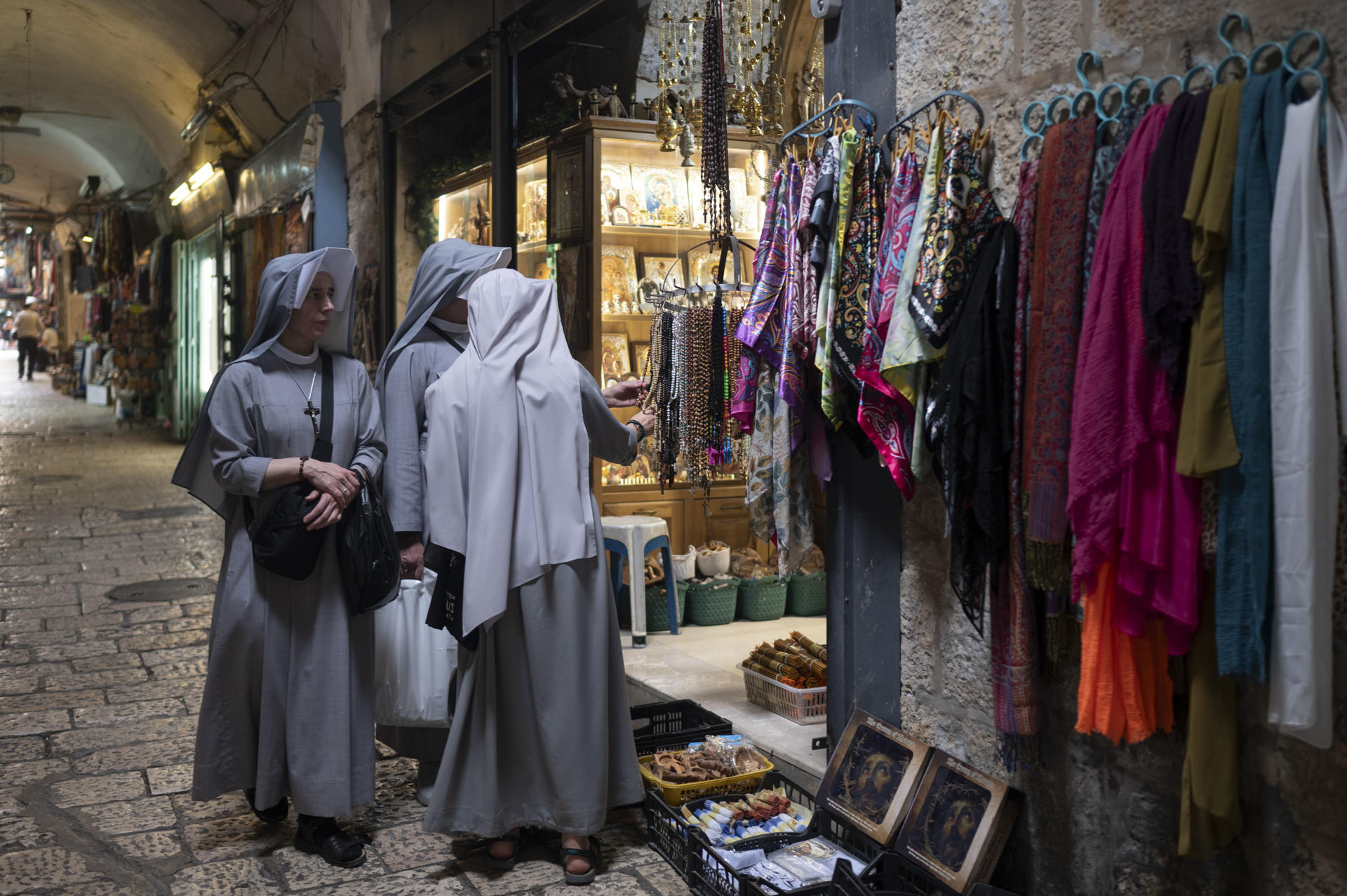 Tres monjas frente a un tienda en la Ciudad Vieja, en Jerusalén. EFE/ Magda Gibelli EFE/ Magda Gibelli