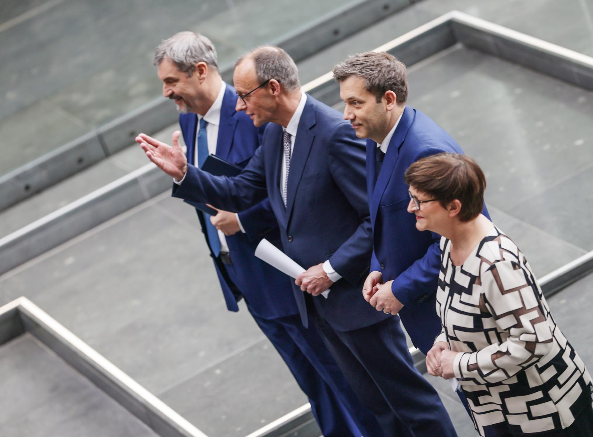 (De izq. a der.) El primer ministro del estado de Baviera, Markus Soeder, el presidente del partido y grupo de la Unión Demócrata Cristiana (CDU), Friedrich Merz, el copresidente del Partido Socialdemócrata (SPD), Lars Klingbeil, y la copresidenta del SPD, Saskia Esken, llegan a una conferencia de prensa para presentar el acuerdo de coalición conjunto en el Bundestag alemán, en Berlín, Alemania, 09 de abril de 2025. La CDU, la Unión Social Cristiana (CSU) y el SPD han concluido con éxito las negociaciones de coalición. (Alemania) EFE/EPA/HANNIBAL HANSCHKE