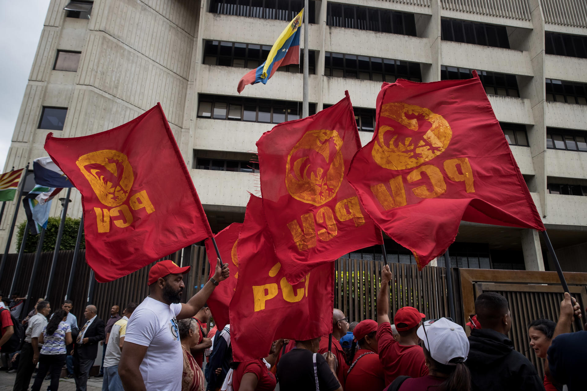 Fotografía de archivo en la que aparece un grupo de militantes del Partido Comunista de Venezuela (PCV), durante un protesta, en Caracas (Venezuela). EFE/Miguel Gutiérrez
