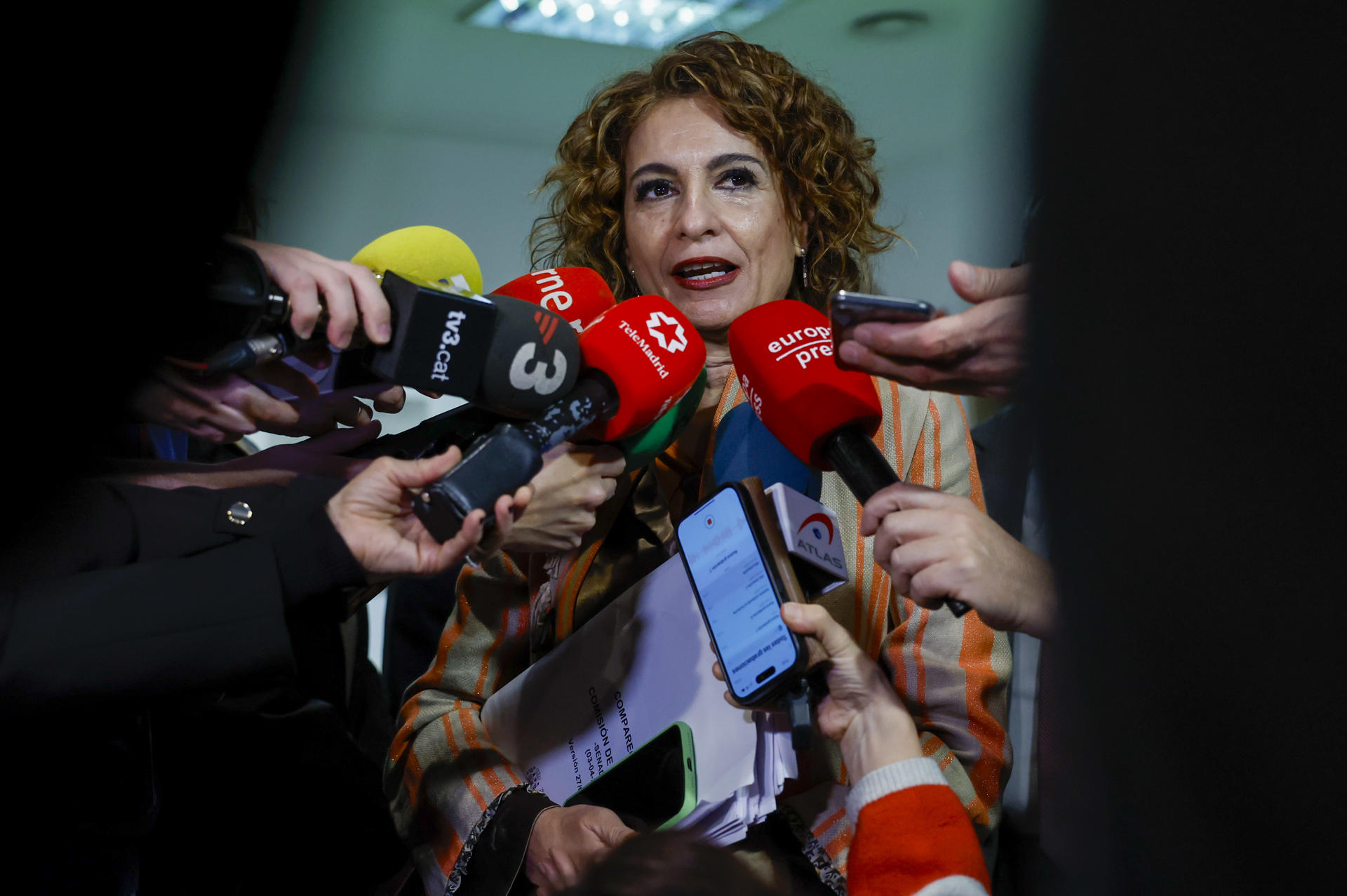 La vicepresidenta primera del Gobierno y ministra de Hacienda, María Jesús Montero se dirige a los medios tras comparecer este jueves en la Comisión de Hacienda del Senado para informar sobre financiación autonómica, acuerdo con ERC sobre financiación singular y resoluciones del CPFF. EFE/ Juan Carlos Hidalgo
